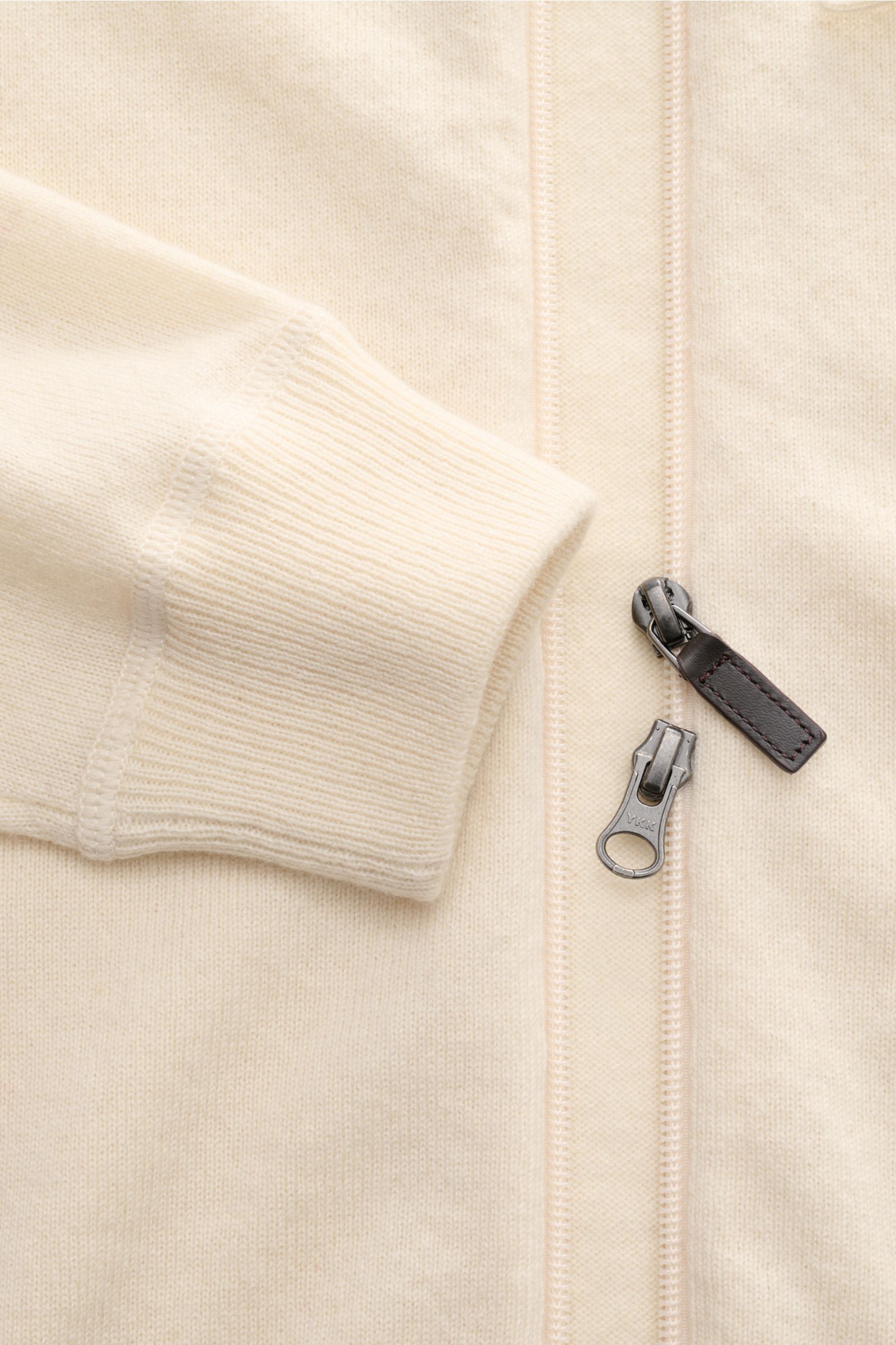 von Braun Cashmere Strickjacke offwhite aus reinem mongolischem Cashmere, slim fit, feines Strickbild, Kapuze, Zwei-Wege-Reißverschluss, Rippbündchen, Detailaufnahme von oben