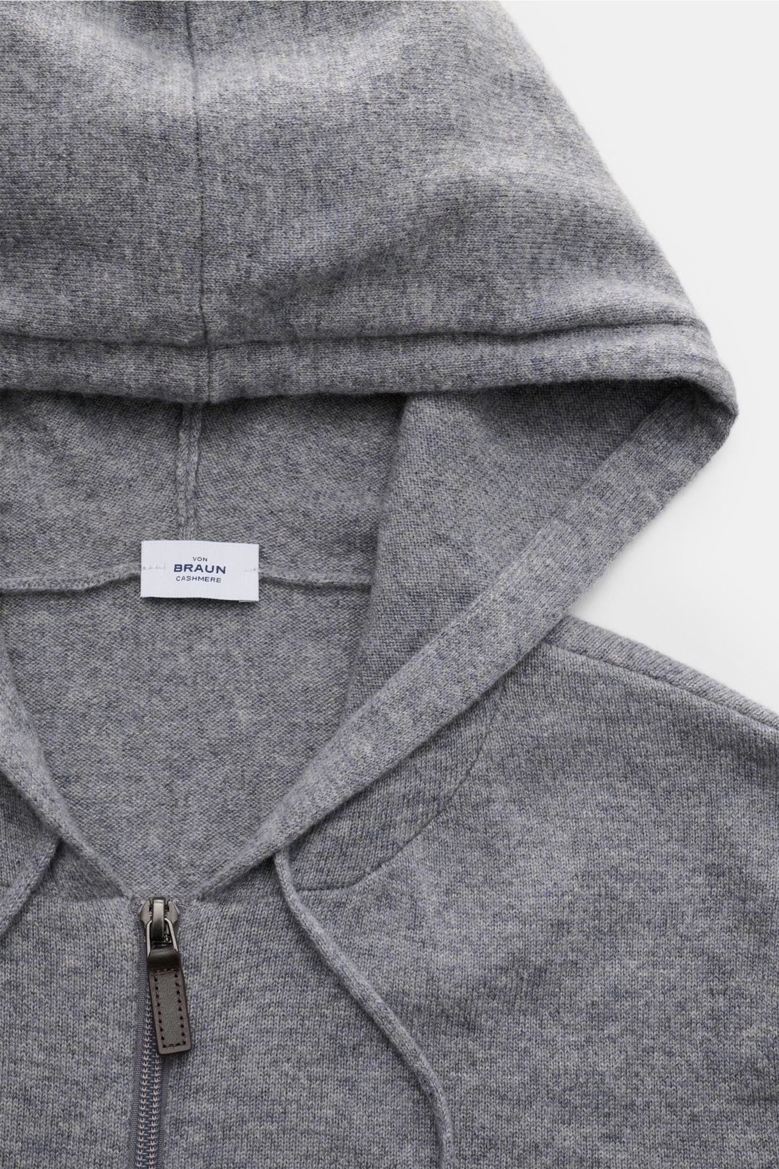 Nahaufnahme der von Braun Cashmere Strickjacke grau meliert mit Kapuze und Tunnelzug, feinem Strickbild, Zwei-Wege-Reißverschluss, Slim Fit und weichem Griff.