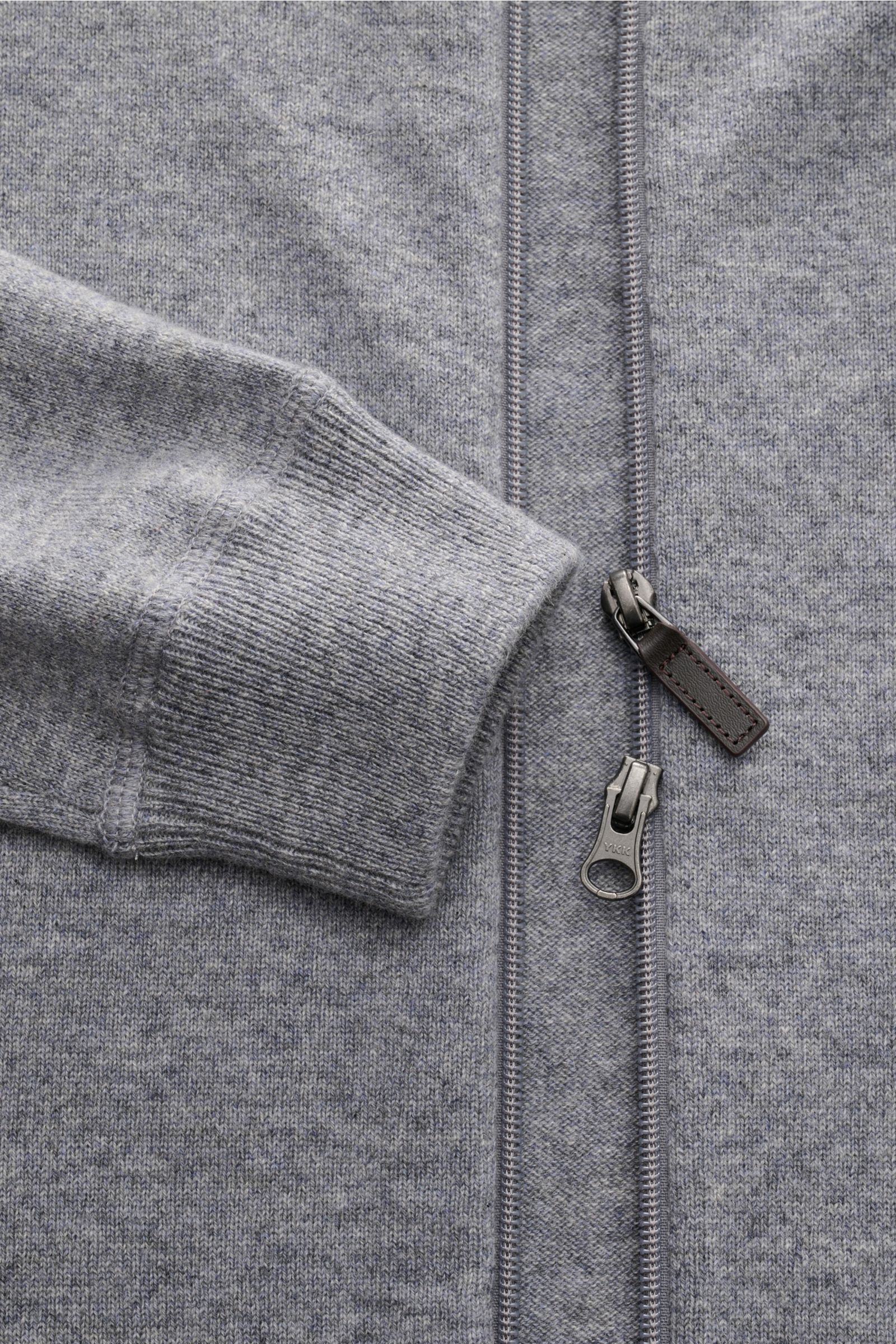 Nahaufnahme der von Braun Cashmere Strickjacke grau meliert mit feinem Strickbild, Slim Fit, Kapuze, Tunnelzug, Zwei-Wege-Reißverschluss und Rippbündchen aus weichem mongolischem Cashmere.