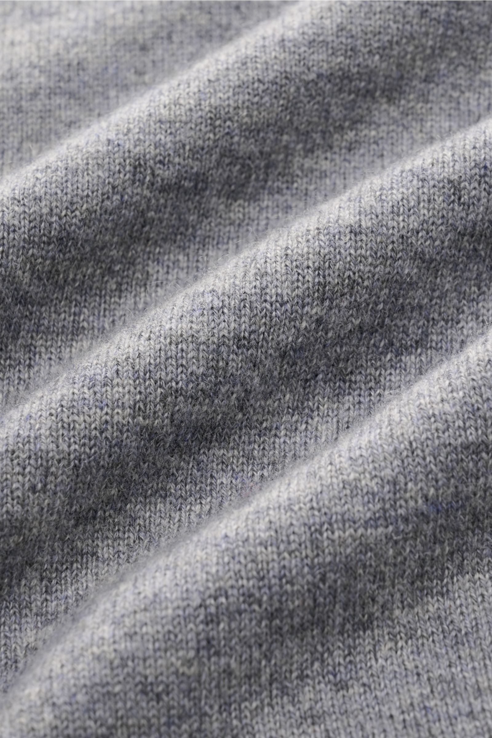 Nahaufnahme der graumelierten von Braun Cashmere Strickjacke, zeigt feines Strickbild aus reinem, sehr weichem mongolischem Cashmere.