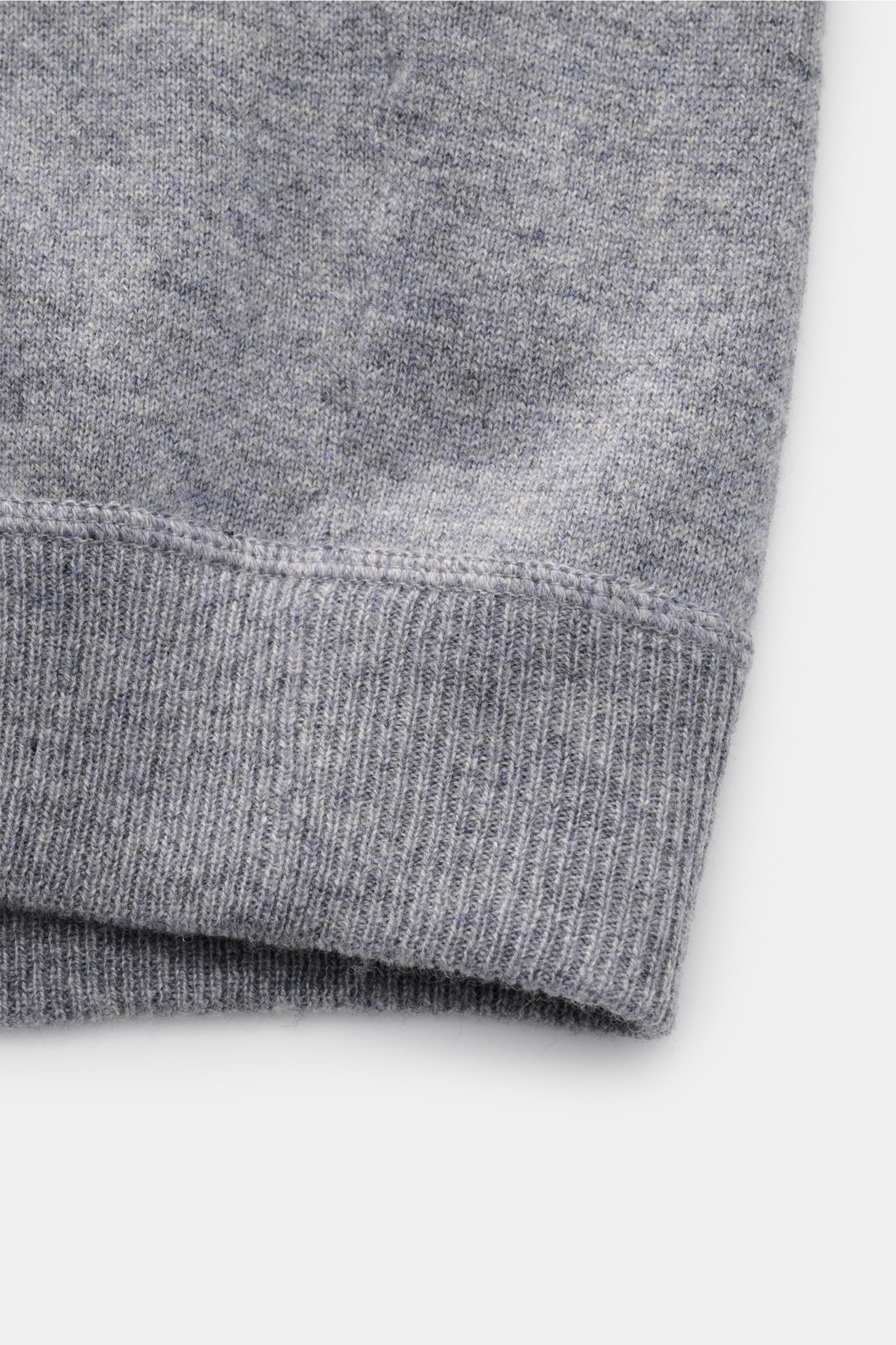 Nahaufnahme des Saums der von Braun Cashmere Strickjacke grau meliert mit feinem Strickbild, weichem Griff und komfortablem Rippbündchen.