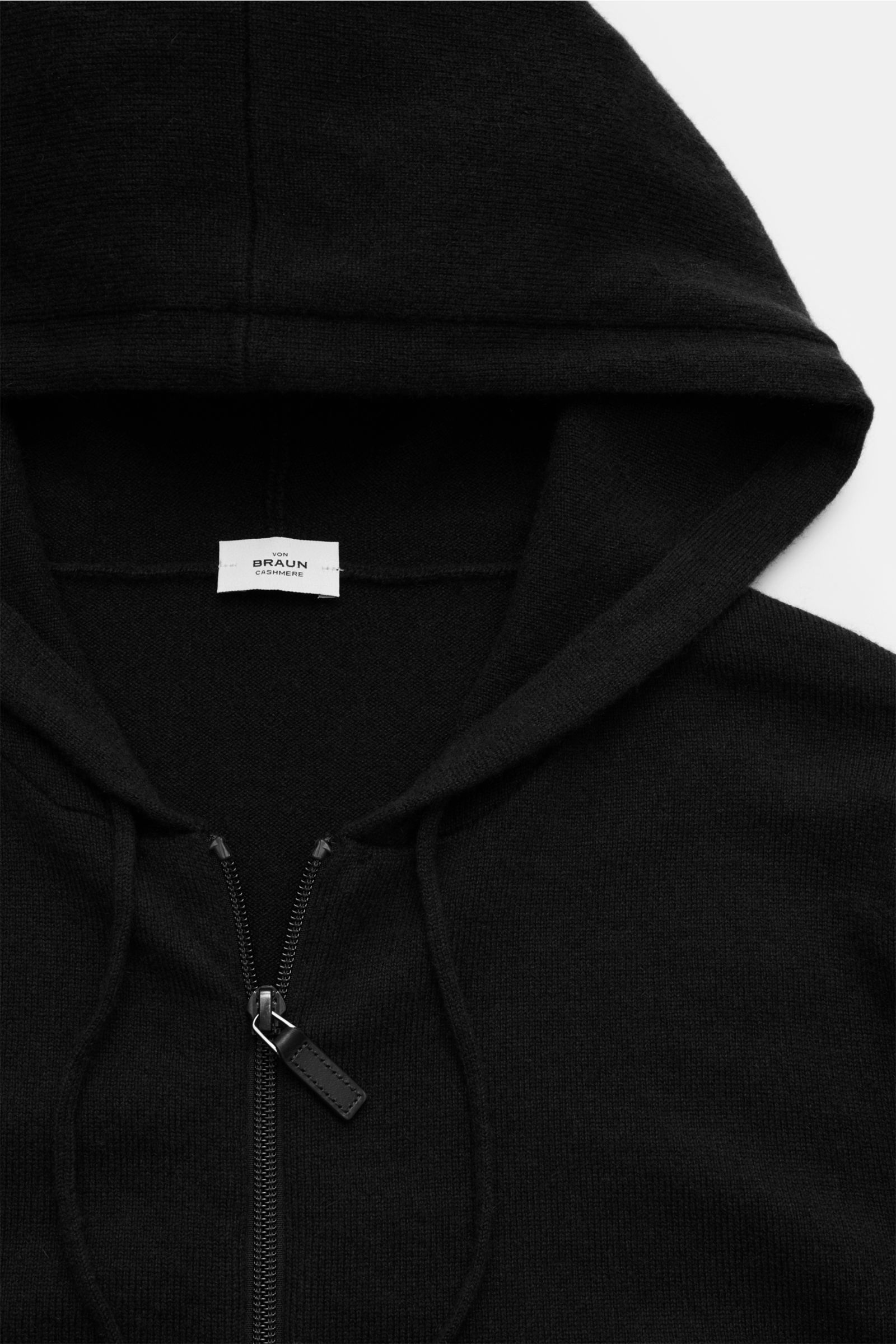 von Braun Cashmere Strickjacke schwarz in Slim Fit mit Kapuze, Zwei-Wege-Reißverschluss und komfortablen Rippbündchen, Frontansicht aus weichem mongolischem Cashmere.