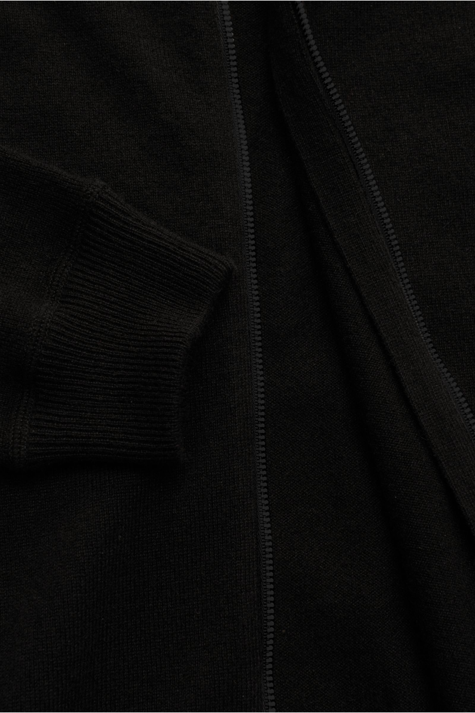 von Braun Cashmere Strickjacke schwarz aus mongolischem Cashmere mit feinem Strickbild, Slim Fit, Kapuze, Zwei-Wege-Reißverschluss, Rippbündchen, Detailaufnahme frontal
