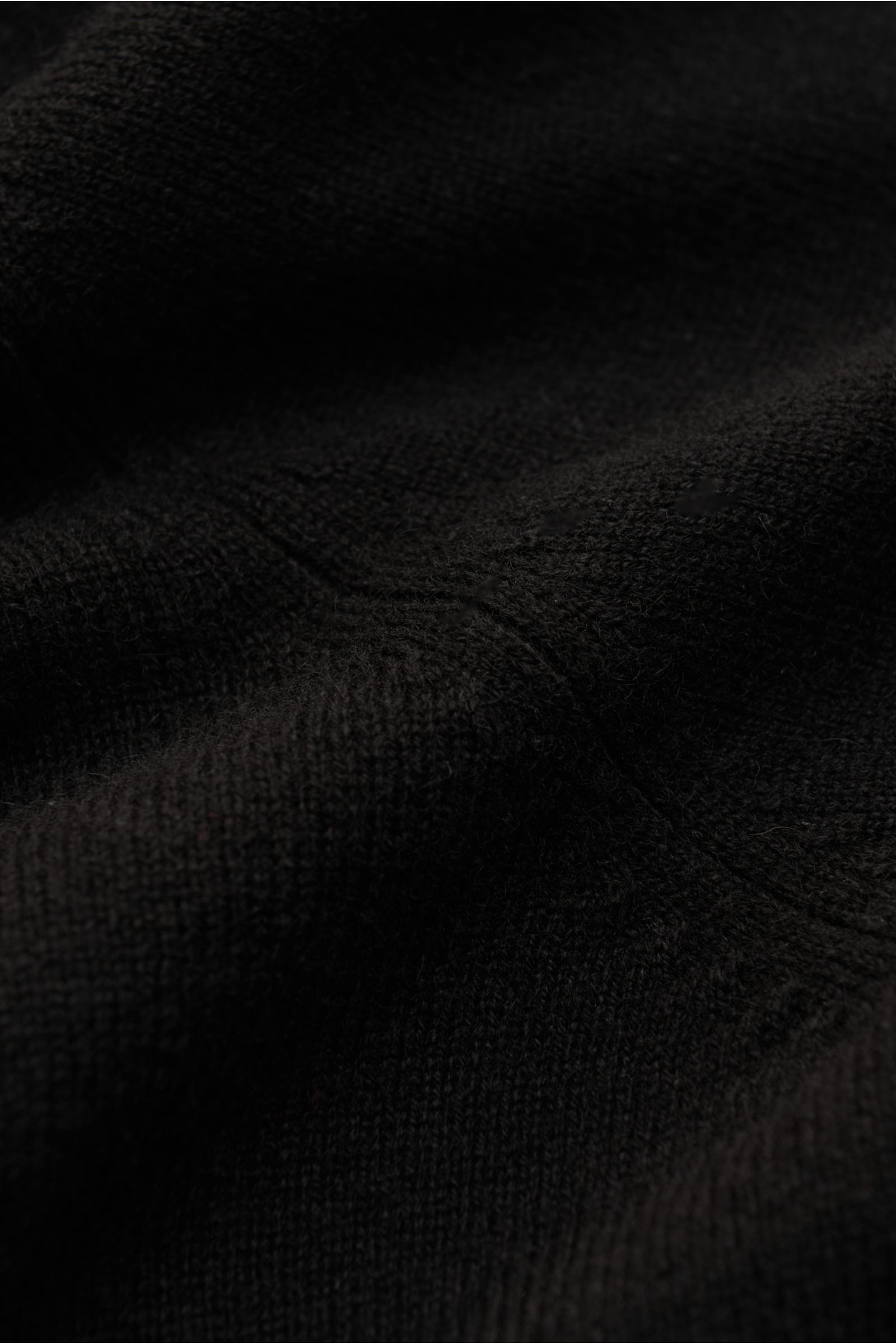 Nahaufnahme der von Braun Cashmere Strickjacke schwarz aus feinem, softem mongolischem Cashmere mit Slim Fit, Kapuze und Rippbündchen.