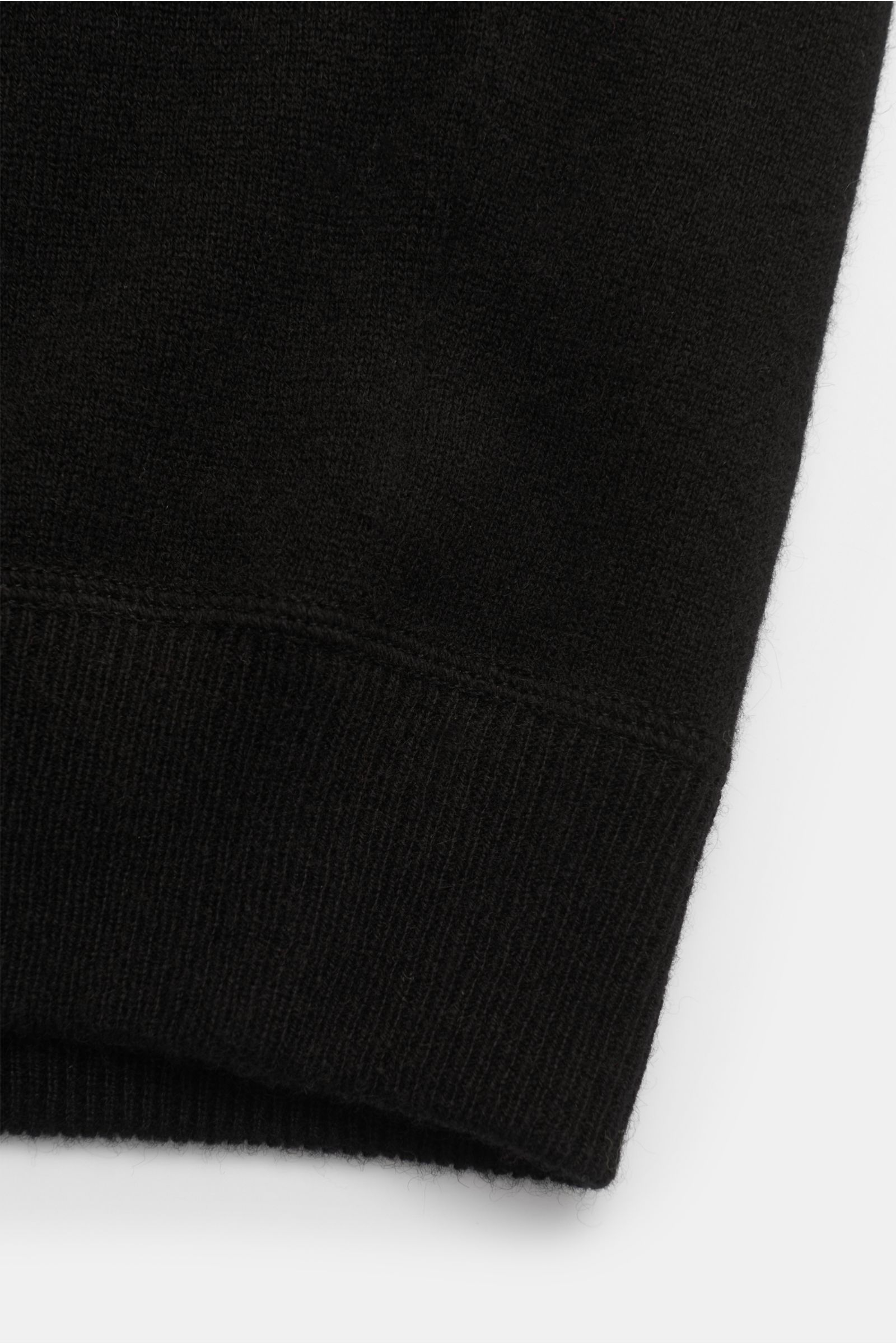 Nahaufnahme der von Braun Cashmere Strickjacke schwarz, zeigt weiches, feines Strickbild und komfortables Rippbündchen im Slim Fit.