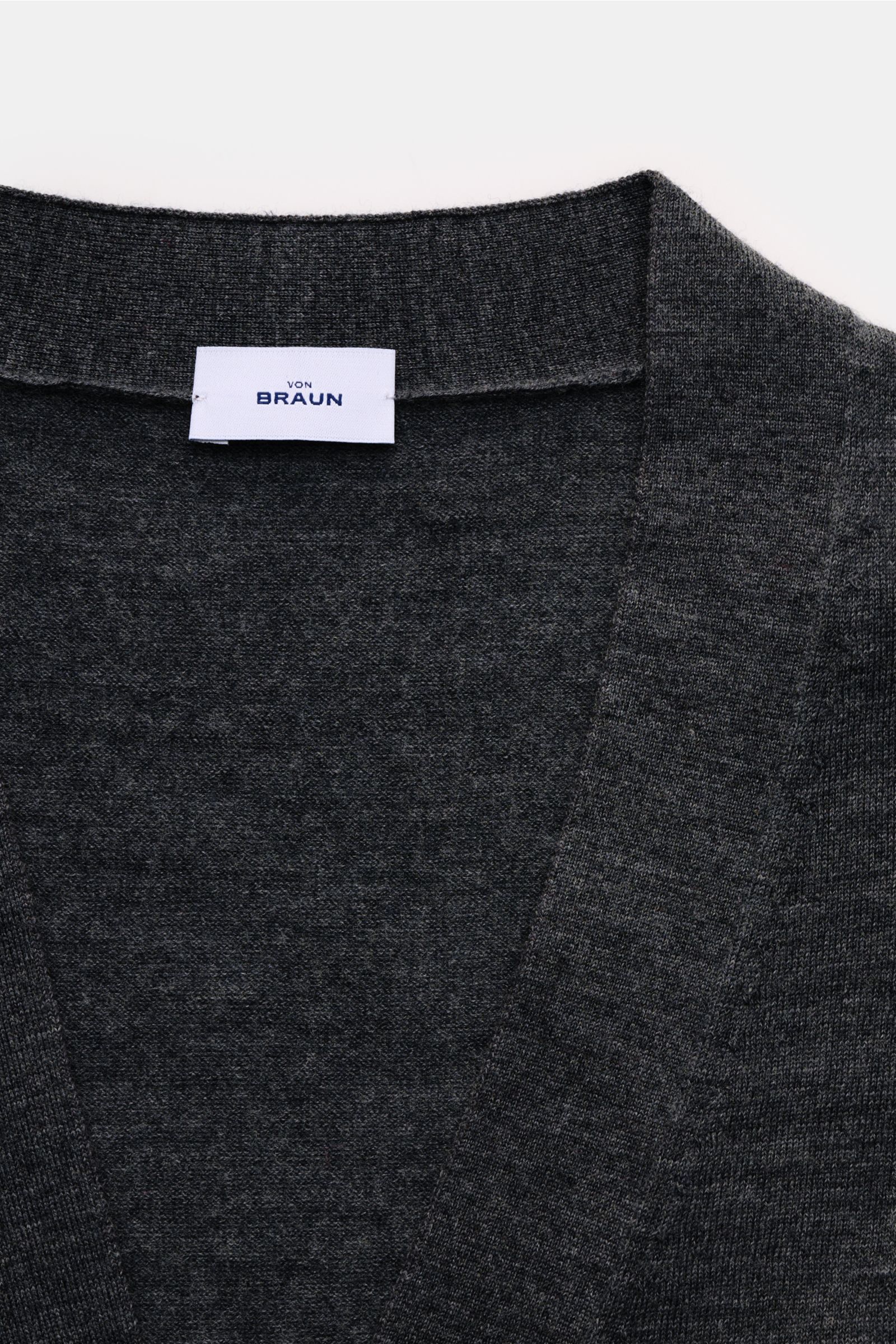 Close-up front view of von Braun Merino cardigan anthracite mottled showing V-neck collar and fine knit texture in dark grey tones.

Description:  
Fine knit transitional basic: This VON BRAUN cardigan is a classic in pure merino wool and the perfect a