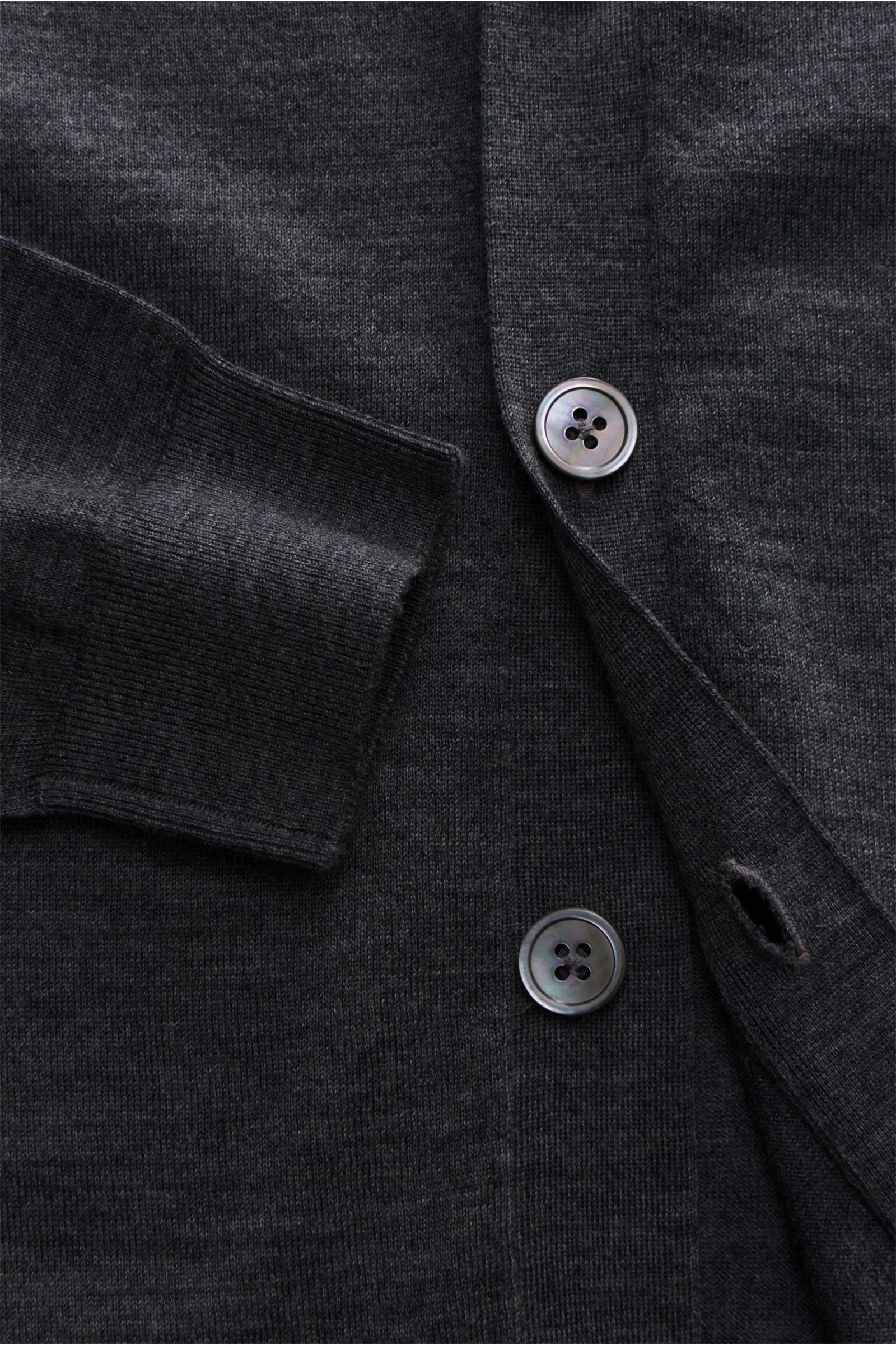 von Braun Merino Cardigan dunkelgrau meliert, Nahaufnahme von vorne, feines Strickbild, fünf Perlmuttknöpfe, elastische Rippbündchen, weicher Griff, reine Merinowolle, Regular Fit, Klassiker für Office-Garderobe.