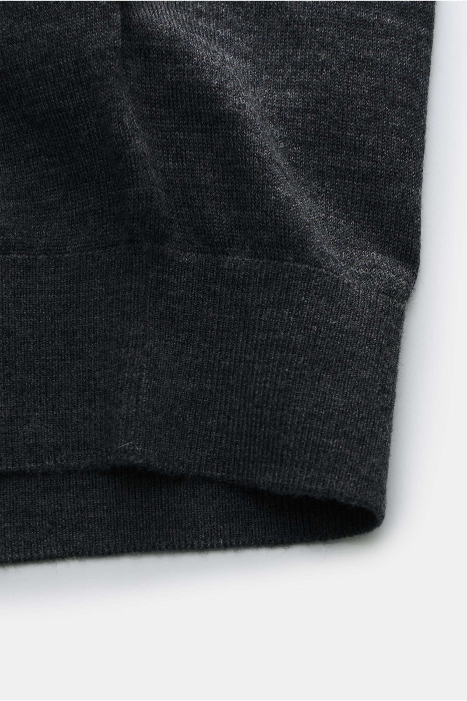 Nahaufnahme des elastischen Rippbündchens vom von Braun Merino Cardigan dunkelgrau meliert aus feiner Merinowolle.