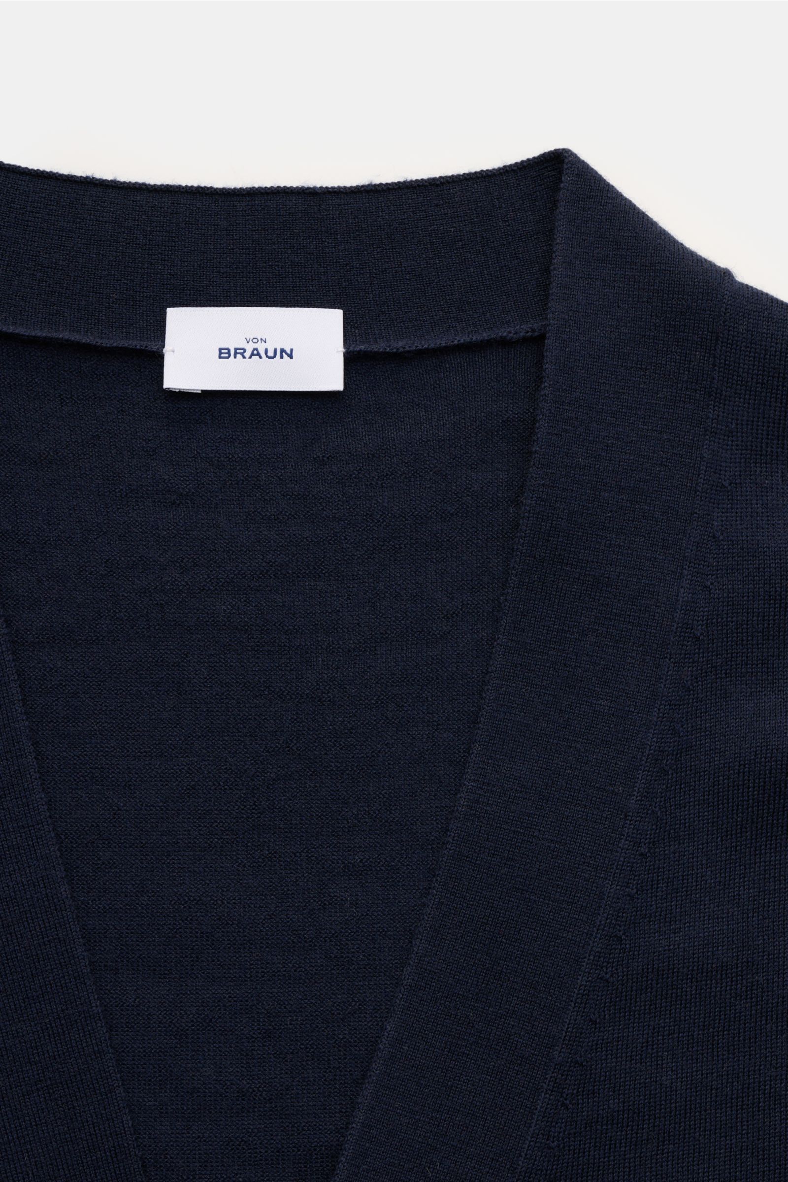 Nahaufnahme des von Braun Merino Cardigan navy aus feinem Merinowolle-Feinstrick, Regular Fit mit Perlmuttknöpfen und elastischen Rippbündchen.