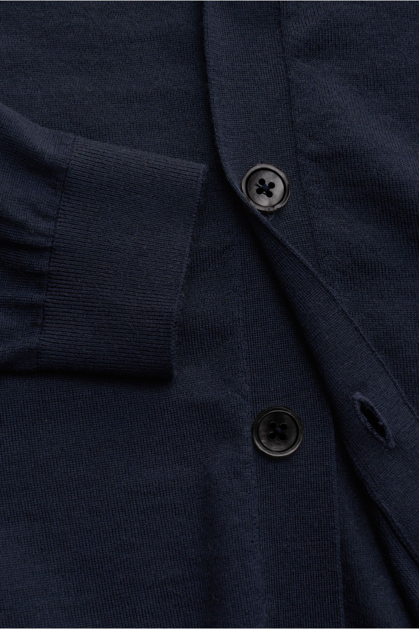 Nahaufnahme des von Braun Merino Cardigan navy aus reiner Merinowolle, feinem Strickbild, fünf Perlmuttknöpfen, elastischem Rippbündchen, Regular Fit, weichem Griff, von oben fotografiert.