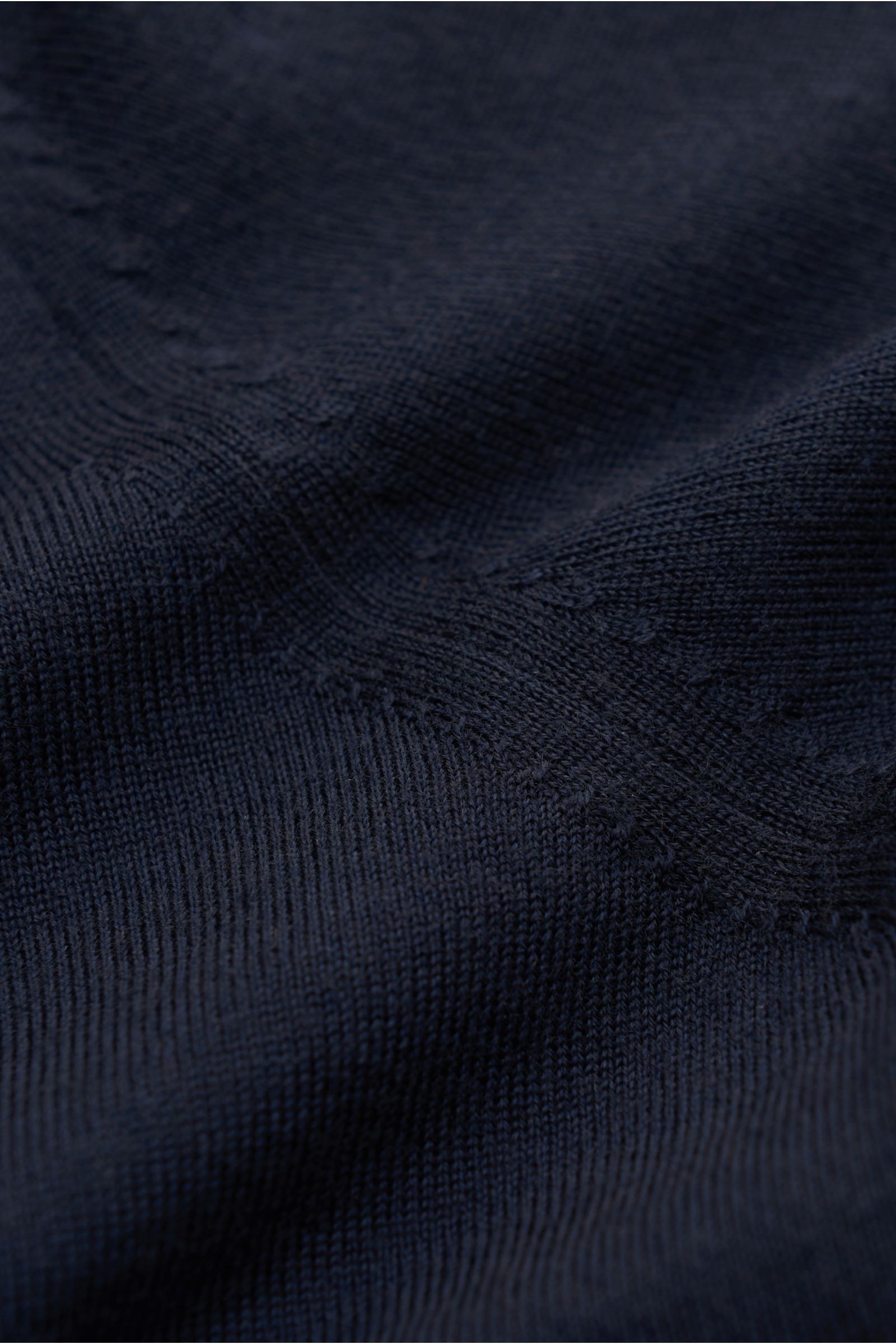 Nahaufnahme des von Braun Merino Cardigan navy aus reiner Merinowolle, feinem Strickbild, Perlmuttknöpfen und elastischen Rippbündchen.
