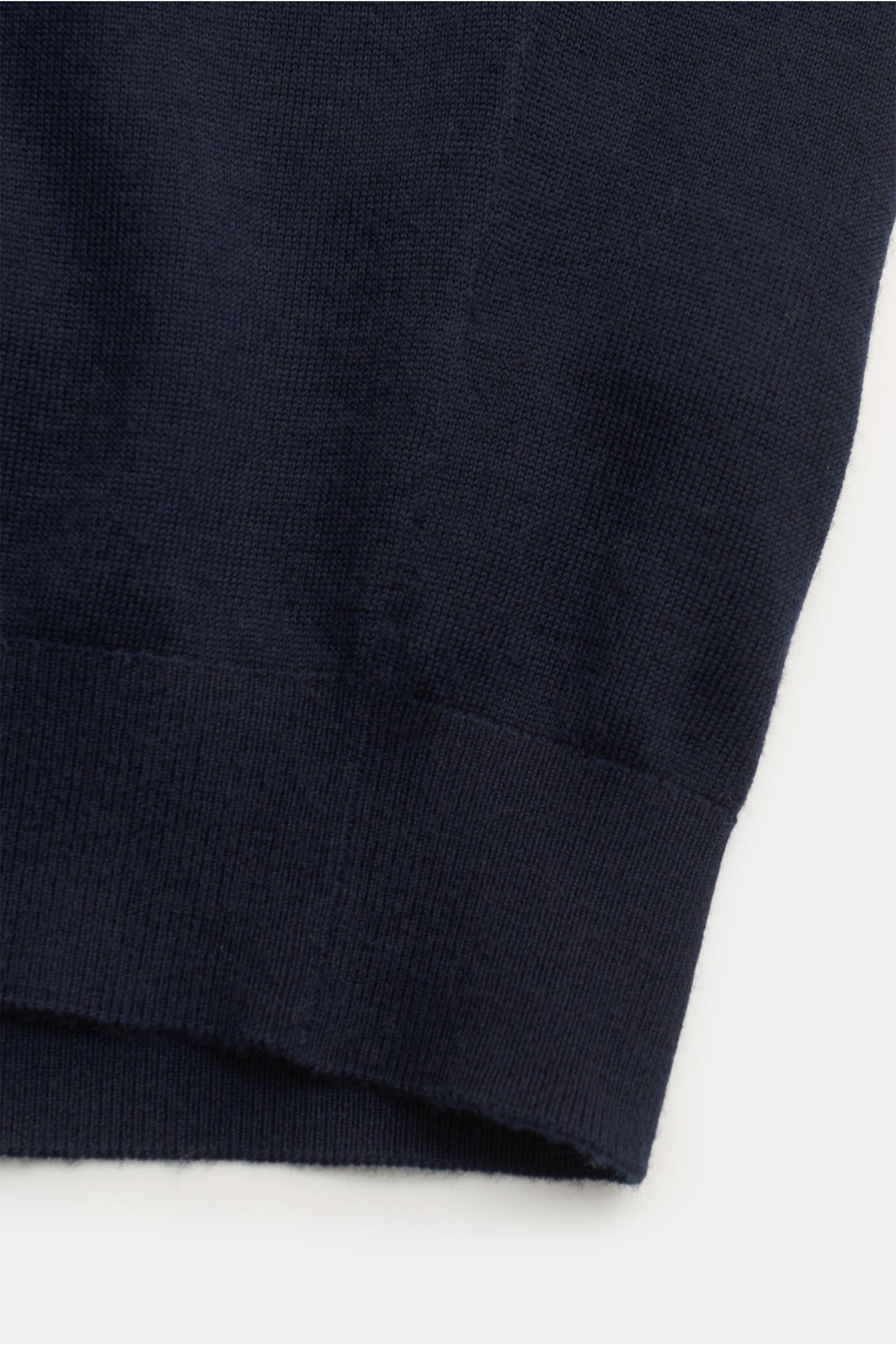 Nahaufnahme des von Braun Merino Cardigan navy Ärmelbündchens aus feinem, weichem Merinowollstrick mit elastischem Rippbündchen.