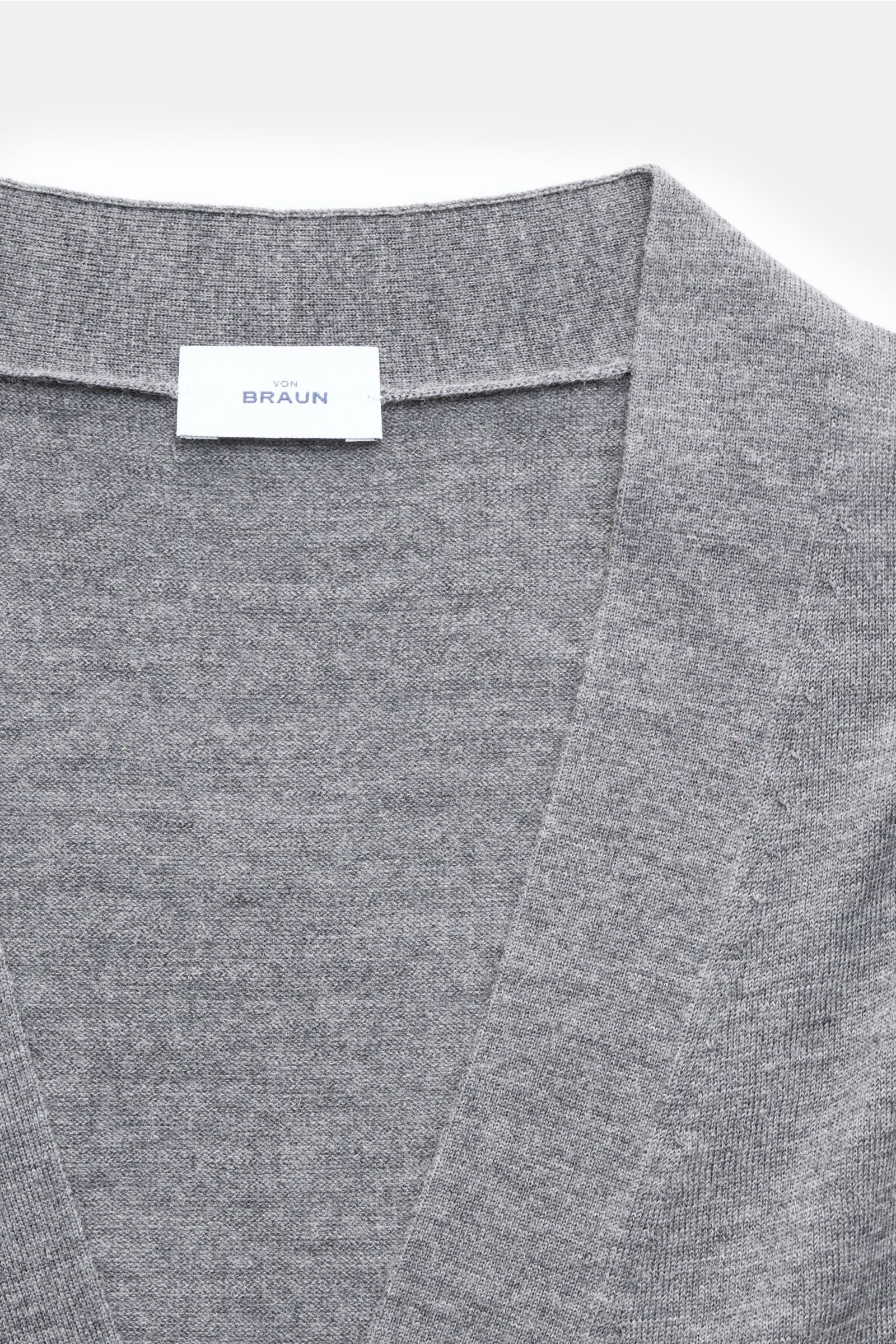Close-up front view of von Braun Merino cardigan grey mottled, showing fine knit V-neck collar and fabric texture.

Fine knit transitional basic: This VON BRAUN cardigan is a classic in pure merino wool and the perfect all-rounder for your office wardr