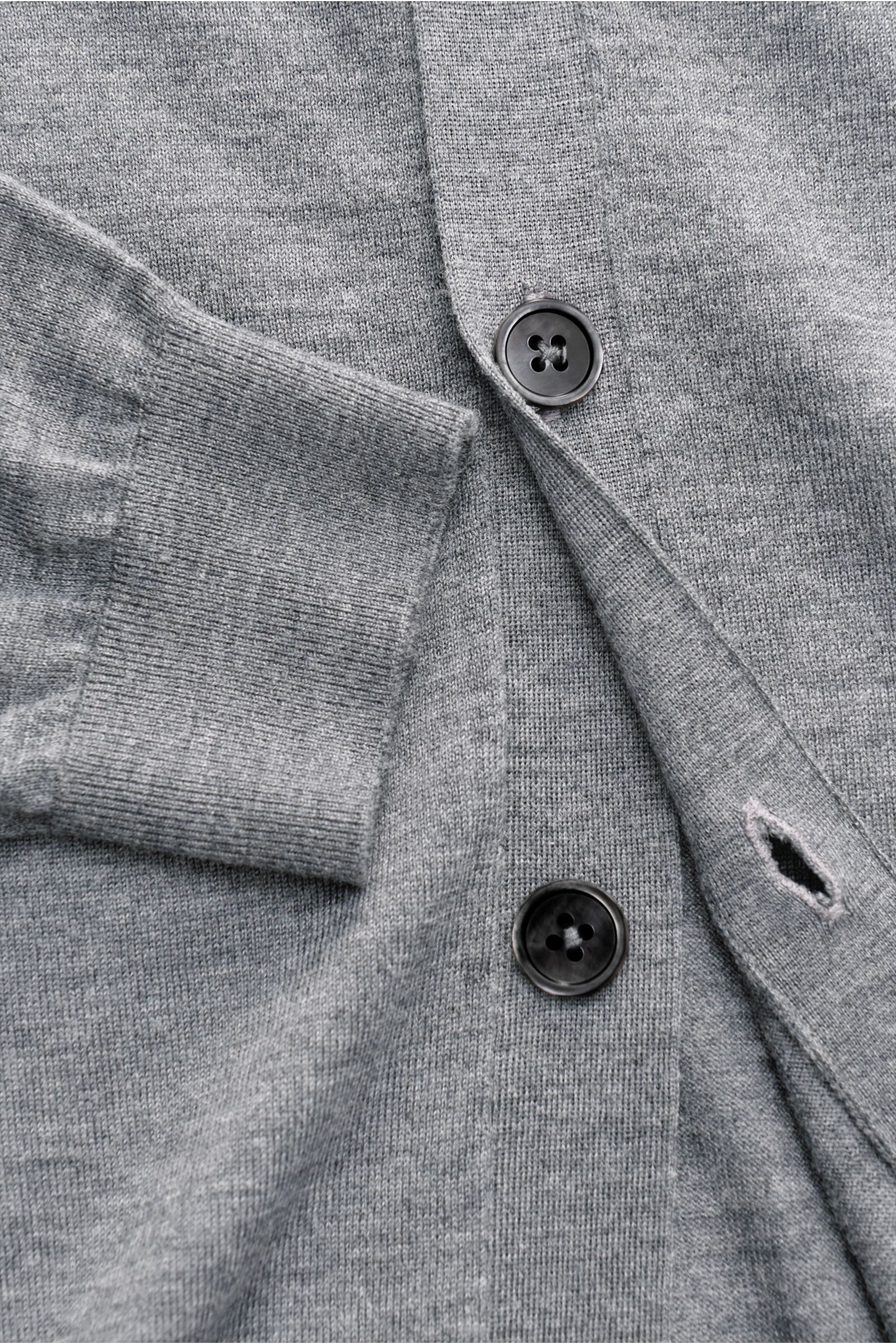 Nahaufnahme von von Braun Merino Cardigan grau meliert aus reiner Merinowolle mit feinem Strickbild, Perlmuttknöpfen, Rippbündchen, Regular Fit.