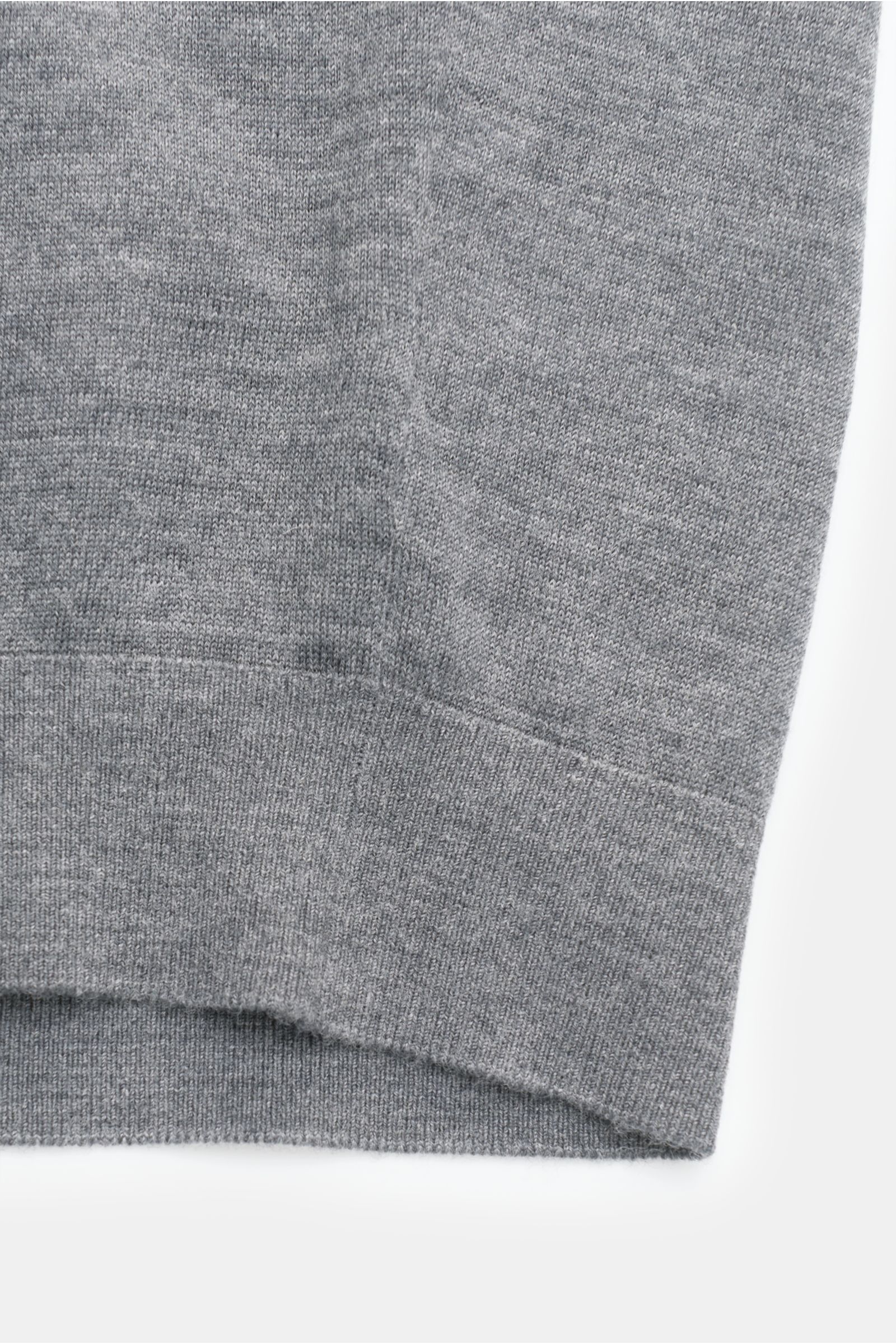 von Braun Merino Cardigan grau meliert, Detailaufnahme von unten rechts, feines Strickbild, weicher Griff, reine Merinowolle, elastische Rippbündchen.
