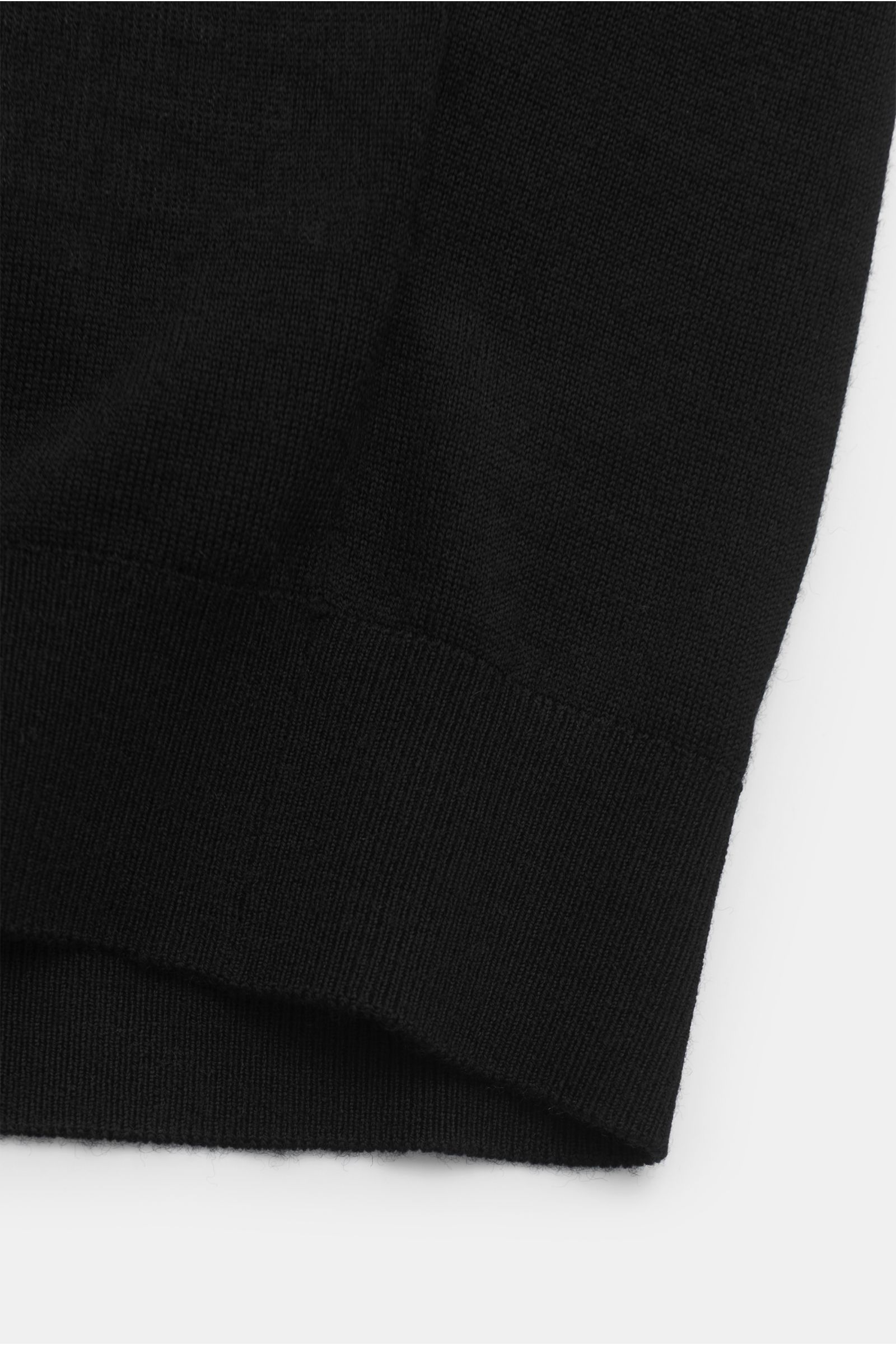von Braun Merino Cardigan schwarz, Nahaufnahme des elastischen Rippbündchens aus weicher, feiner Merinowolle im Regular Fit, Frontansicht