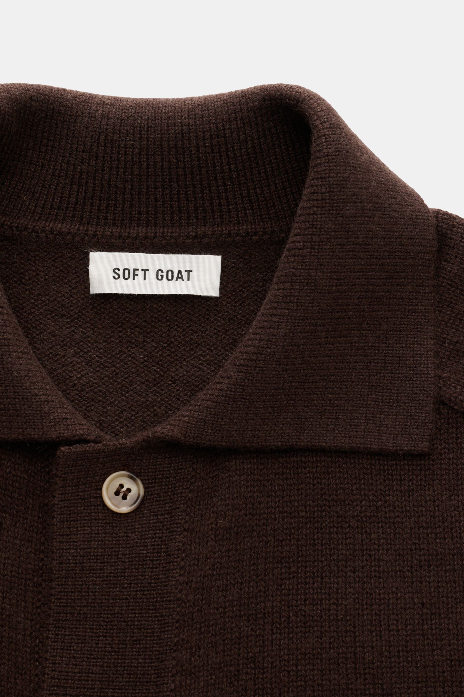 Close-up front view of Soft Goat Cashmere Cardigan dunkelbraun showing the Umlegekragen collar, button placket, and soft, sustainable cashmere knit texture with a regular fit and ribbed cuffs. Nachhaltig produziert und zertifiziert: Das junge Label SOFT G