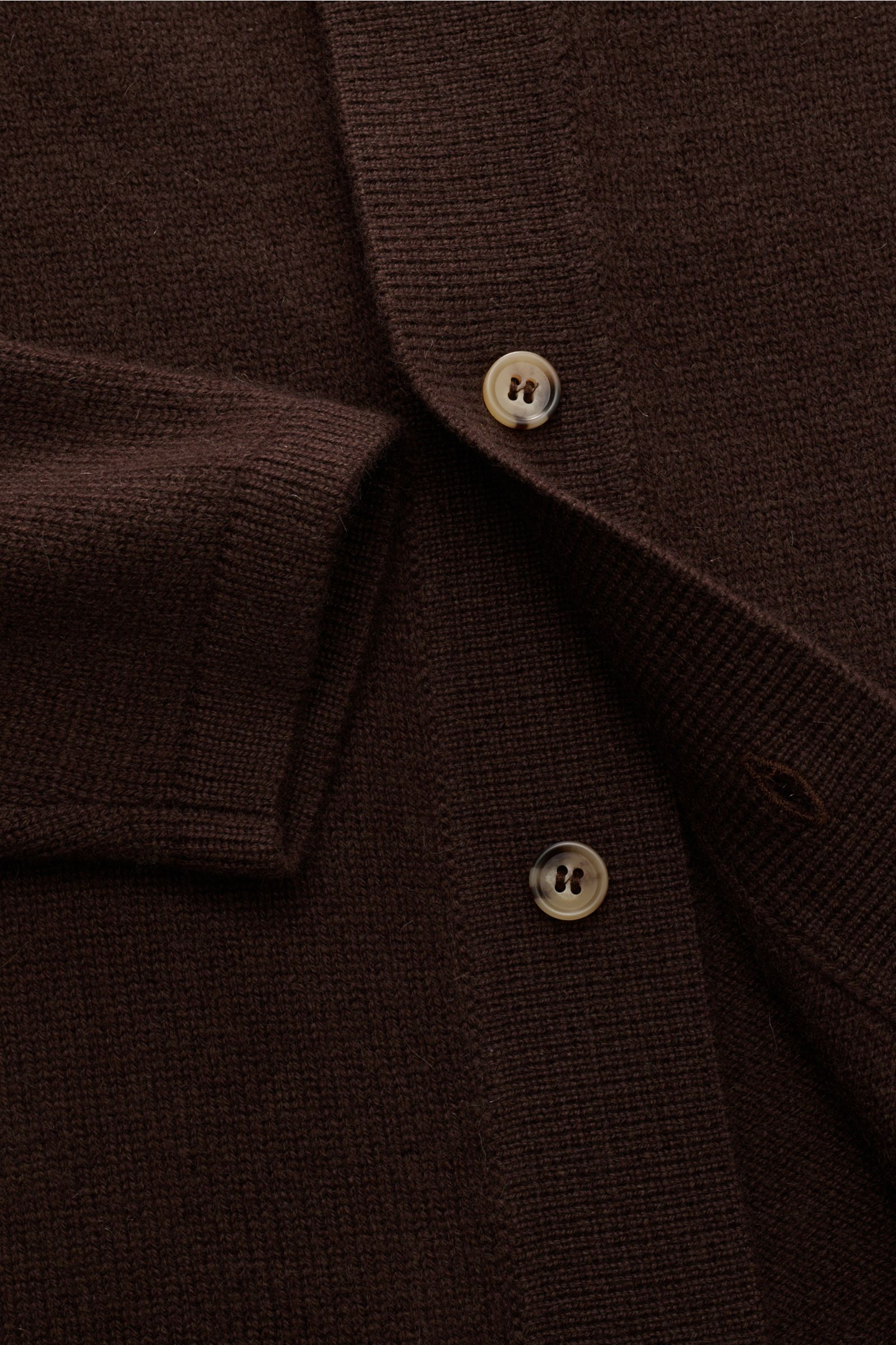 Close-up front view of Soft Goat Cashmere Cardigan dunkelbraun, showing medium-fine knit, button placket with two buttons, ribbed cuffs, and fold-over collar. Nachhaltig produziert und zertifiziert: Das junge Label SOFT GOAT macht es vor - mit ihrem super
