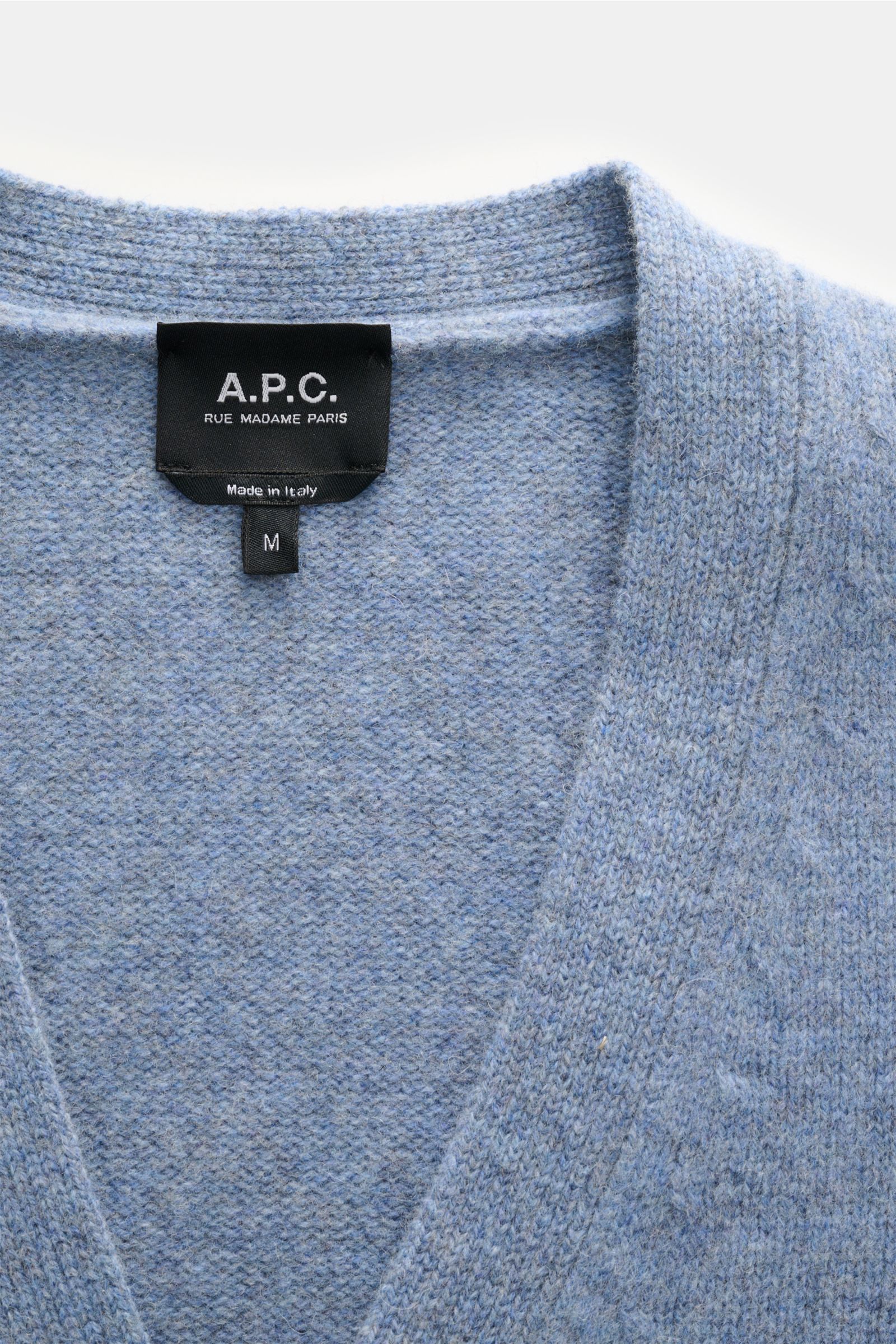 Nahaufnahme des A.P.C. Cardigan 'Kevin' rauchblau meliert, Fokus auf Rundhalsausschnitt und schwarzem Label, reine Wolle, Regular Fit.