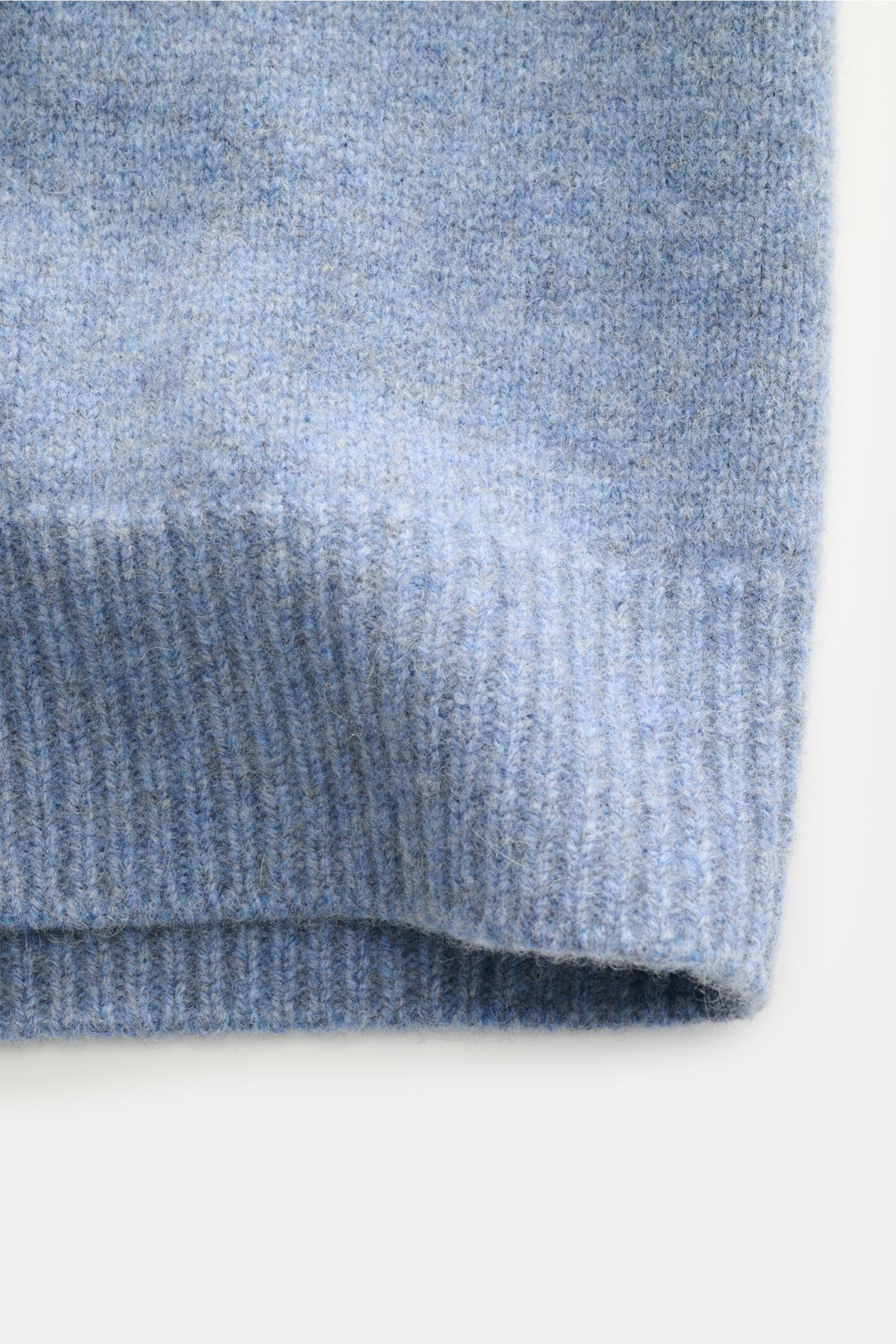 A.P.C. Cardigan 'Kevin' rauchblau meliert aus reiner Wolle, Detailaufnahme der leicht griffigen Strickstruktur und Rippbündchen.
