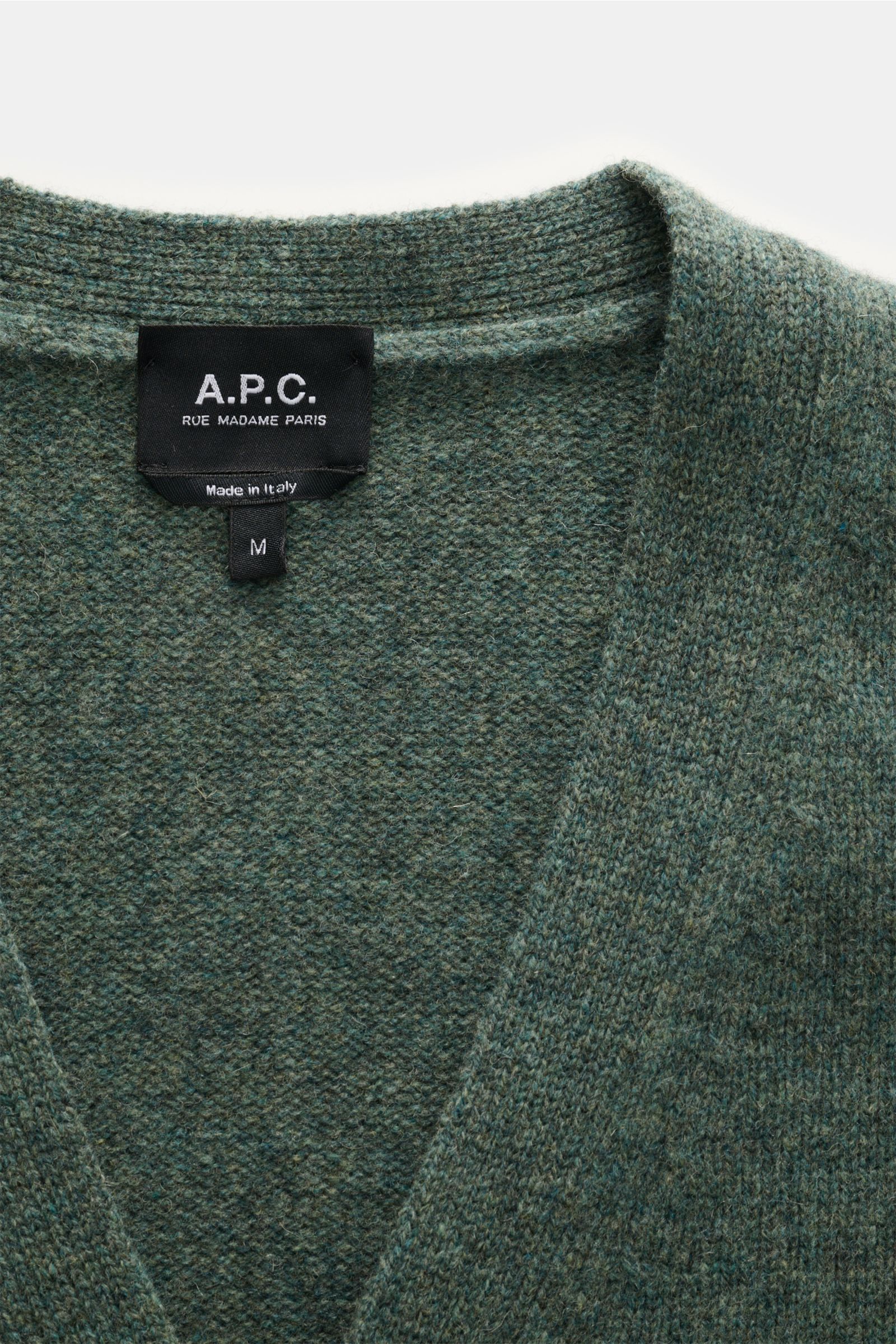 A.P.C. Cardigan 'Kevin' graugrün meliert, Detailaufnahme von oben auf Rundhalsausschnitt, reine Wolle, Regular Fit, Rippbündchen, Logo am Bund.