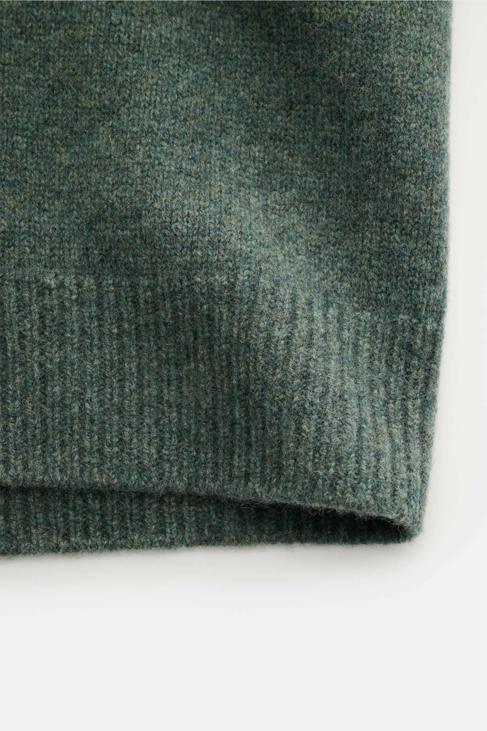 Ausschnitt des A.P.C. Cardigan 'Kevin' graugrün meliert, Detailaufnahme der reinen Wolle mit Rippbündchen, Nahaufnahme frontal.