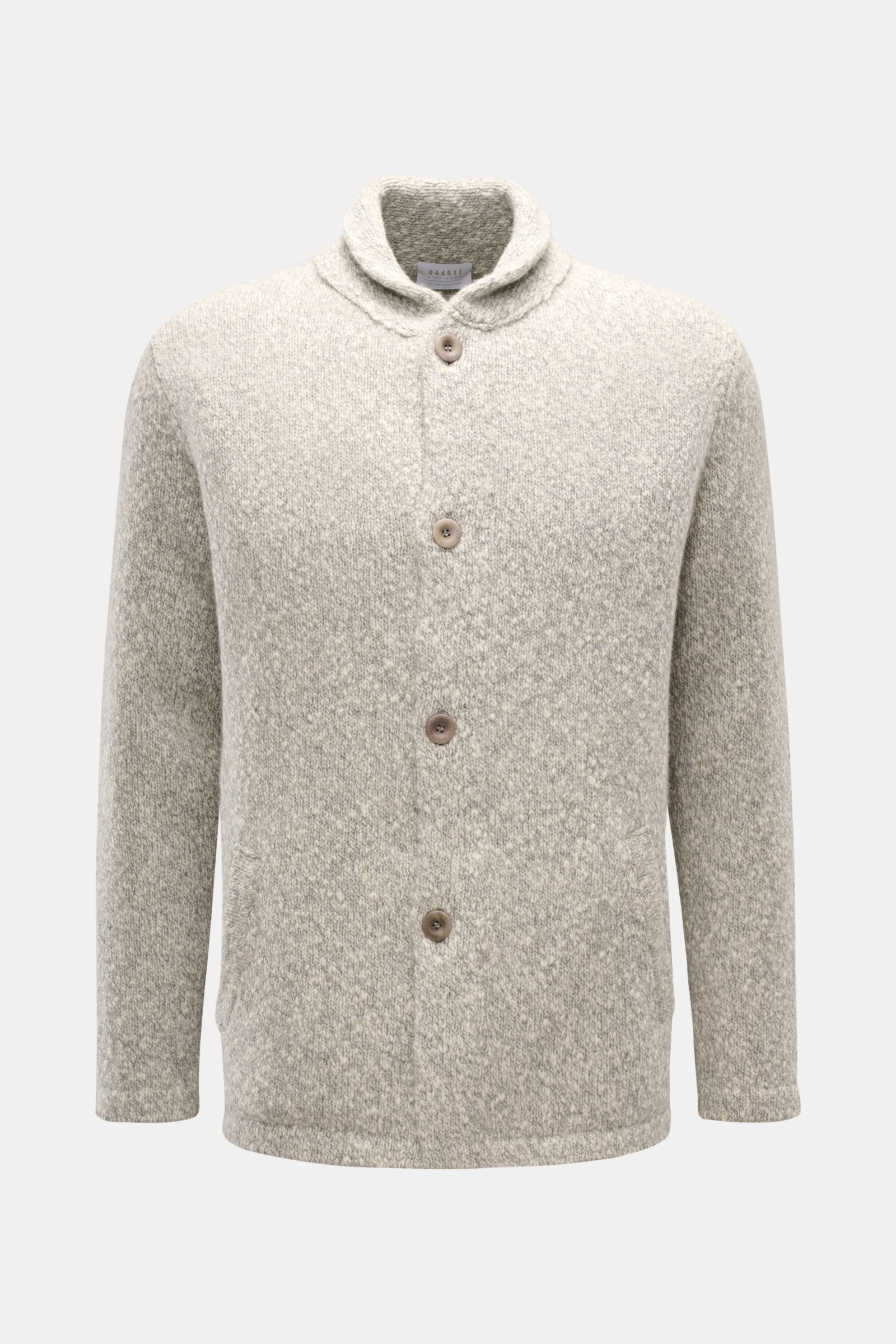 Frontale Nahaufnahme des 04651/ A trip in a bag Cardigan grau/offwhite meliert mit voluminösem Strickbild, Schalkragen, glatter Knopfleiste und schrägen Fronttaschen, aus reiner Wolle im Oversized Fit, warmes Layering-Essential aus der 'Look of the Games'