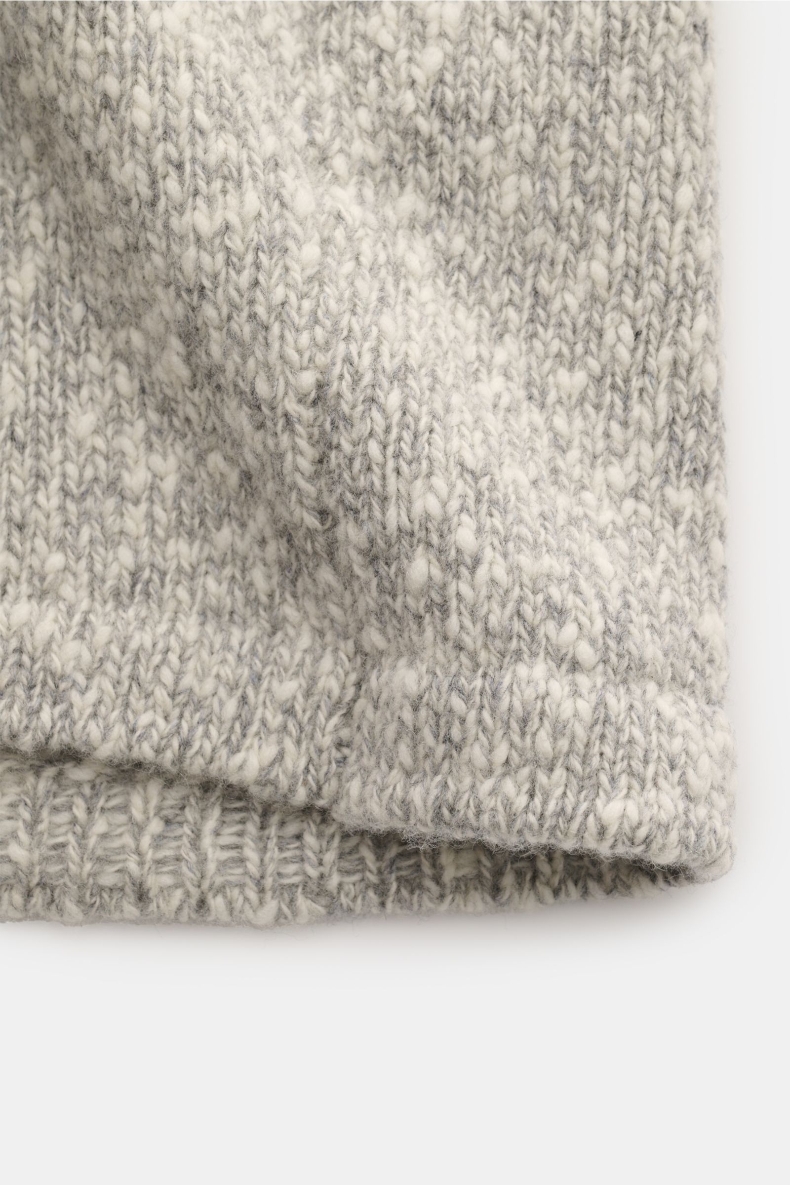 Close-up front view of 04651/ A trip in a bag Cardigan grau/offwhite meliert, showing soft, voluminous knit texture in gray and off-white tones.

Warmes Layering-Essential: Der Cardigan aus der 'Look of the Games' Capsule von 04651/ A TRIP I