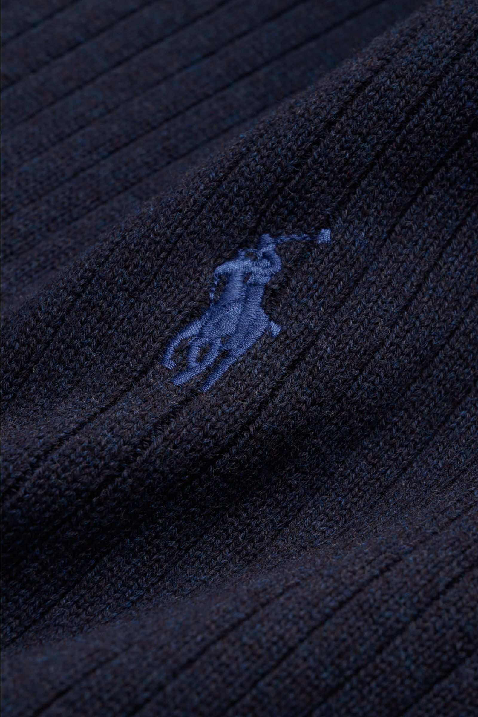 Nahaufnahme der Polo Ralph Lauren Strickjacke navy meliert, feines Rippstrick-Design aus reiner Baumwolle mit gesticktem Logo, weicher Griff.