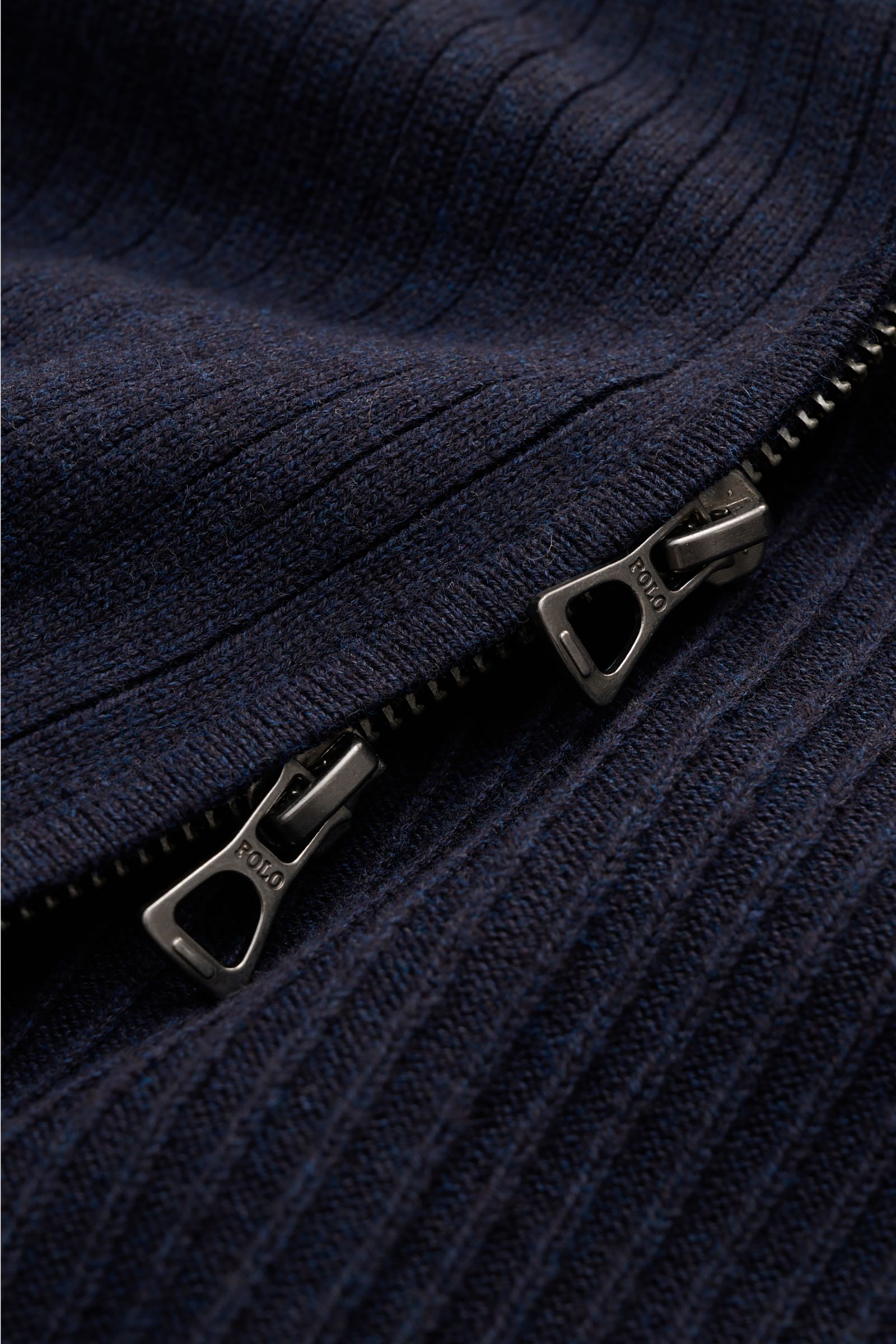 Nahaufnahme der Polo Ralph Lauren Strickjacke navy meliert in feinem, weichem Rippstrick mit Zwei-Wege-Reißverschluss aus reiner Baumwolle.