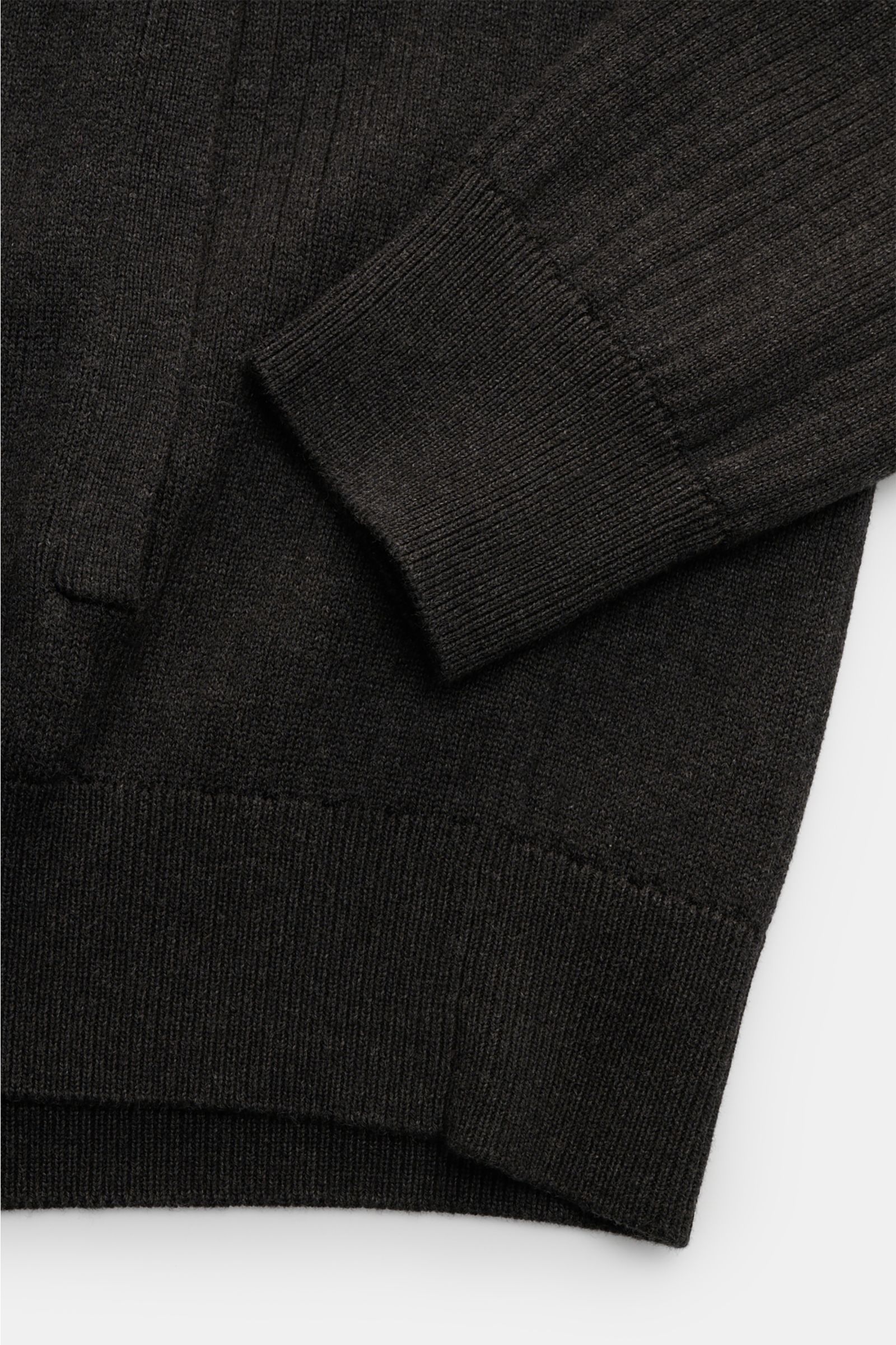 Close-up of the Polo Ralph Lauren Cardigan anthracite showing ribbed cuff and hem from a top-side perspective, highlighting the timeless ribbed pattern and elasticated bands.

This ribbed cardigan in pure cotton by POLO RALPH LAUREN adds an extra layer