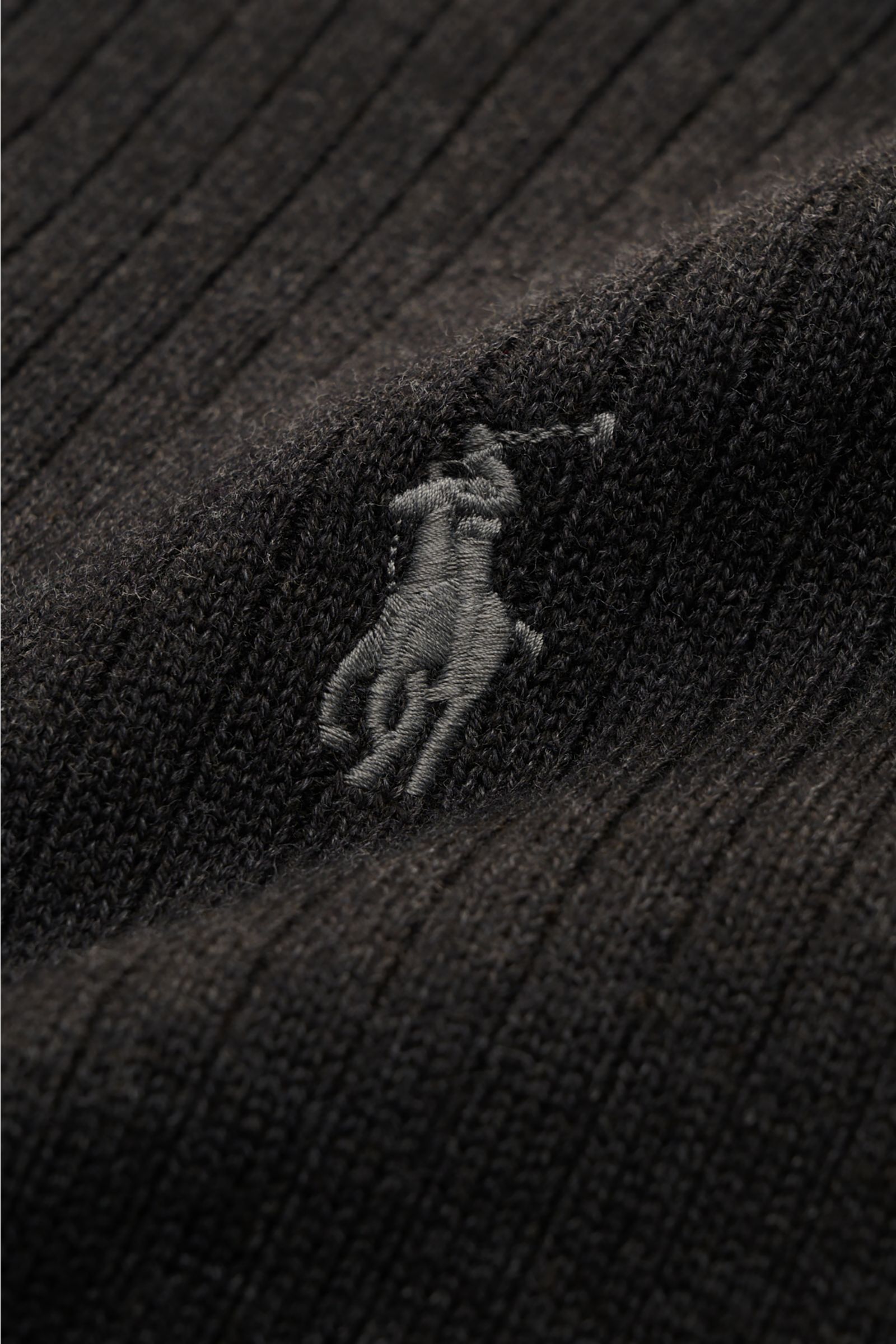 Close-up front angle of the Polo Ralph Lauren Cardigan anthracite showing ribbed texture and contrasting polo player stitching.

This ribbed cardigan in pure cotton by POLO RALPH LAUREN adds an extra layer of comfort from spring to winter. With a conce