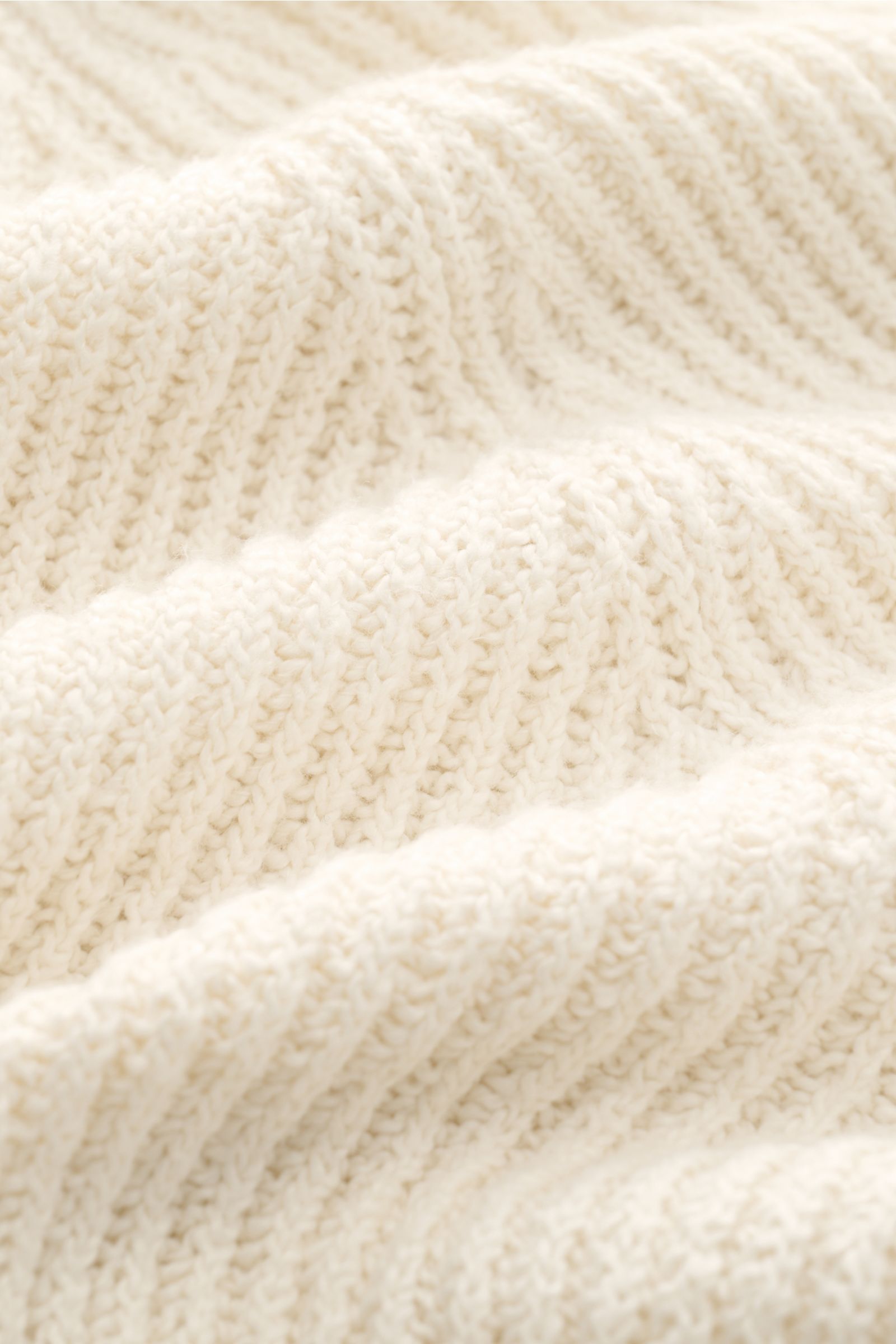 Close-up front view of the cream brioche knit texture of the Brunello Cucinelli Cardigan cream, showcasing its soft cotton fabric.

BRUNELLO CUCINELLI adds luxury to your casual wardrobe with this cardigan in brioche knit in soft cotton enhanced with a