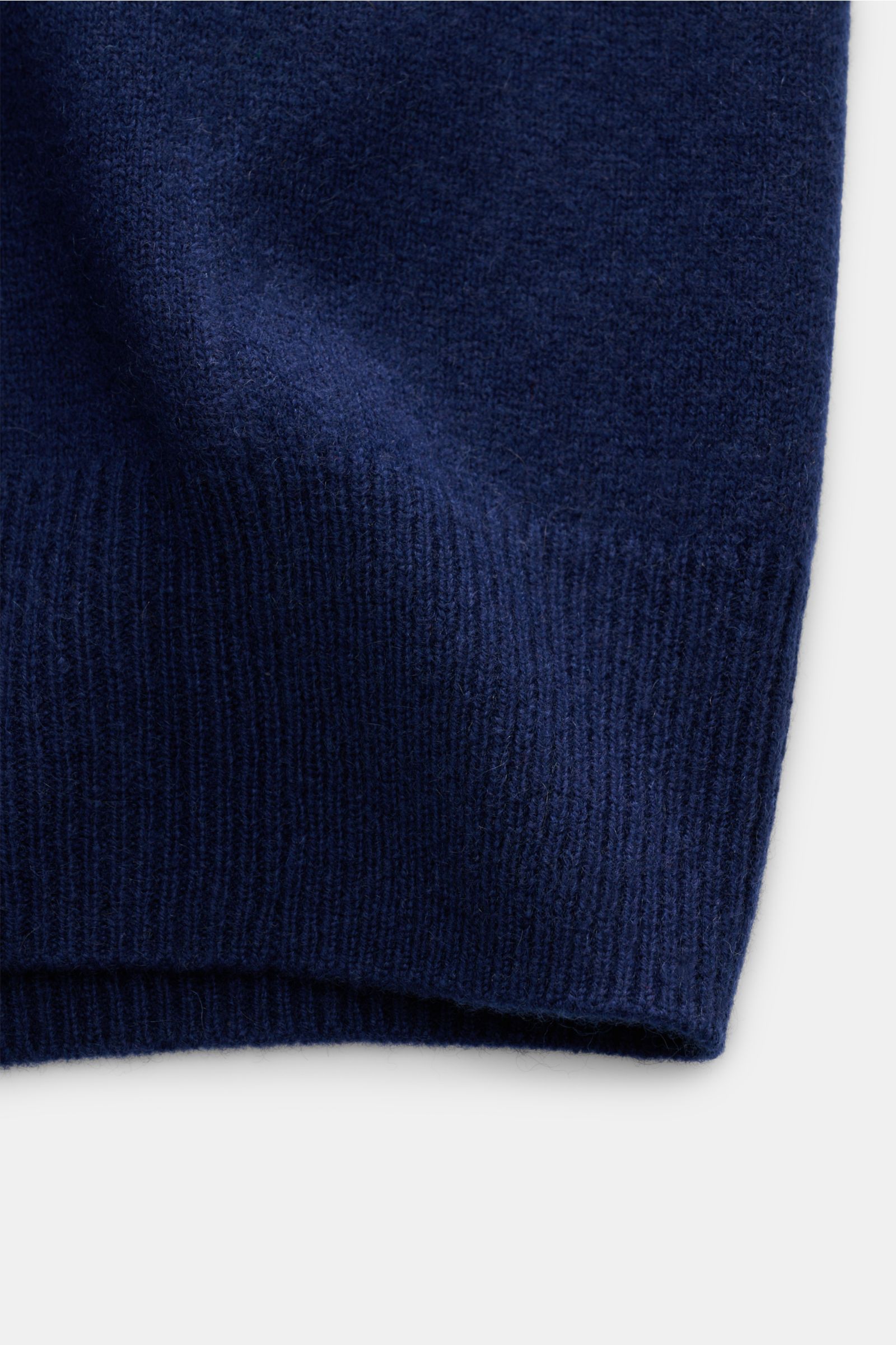 Nahaufnahme des von Braun Cashmere Pullunders dunkelblau von unten, zeigt feines Strickbild, elastische Rippbündchen, Slim Fit, reinen Cashmere und weichen Griff.