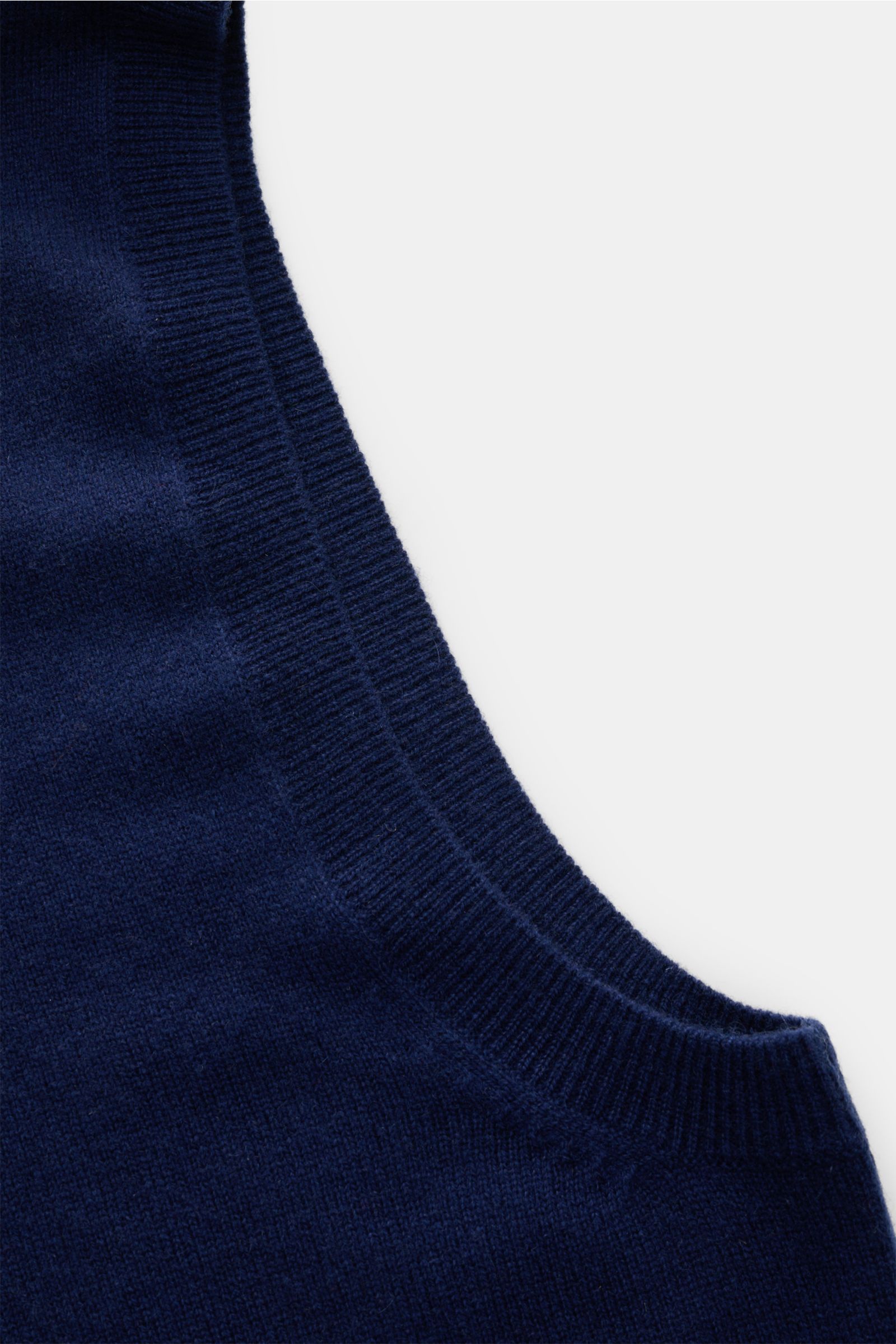 Nahaufnahme des von Braun Cashmere Pullunder dunkelblau von oben, zeigt Slim Fit, elastische Rippbündchen, feines Strickbild, reiner Cashmere, sehr weicher Griff.