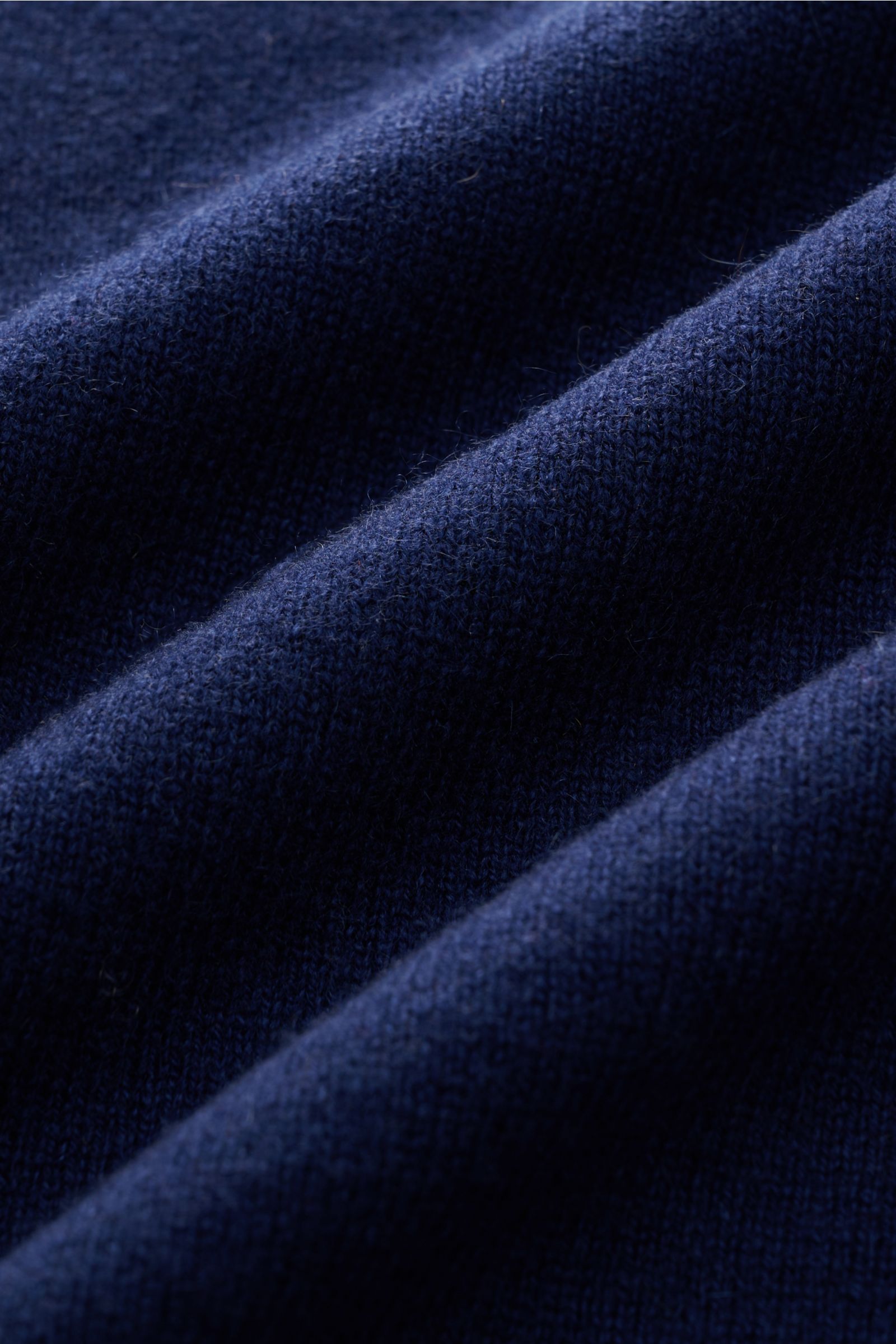 Nahaufnahme des von Braun Cashmere Pullunders dunkelblau, feines Strickbild, sehr weicher Griff, elastische Rippbündchen, reiner Cashmere, Slim Fit.