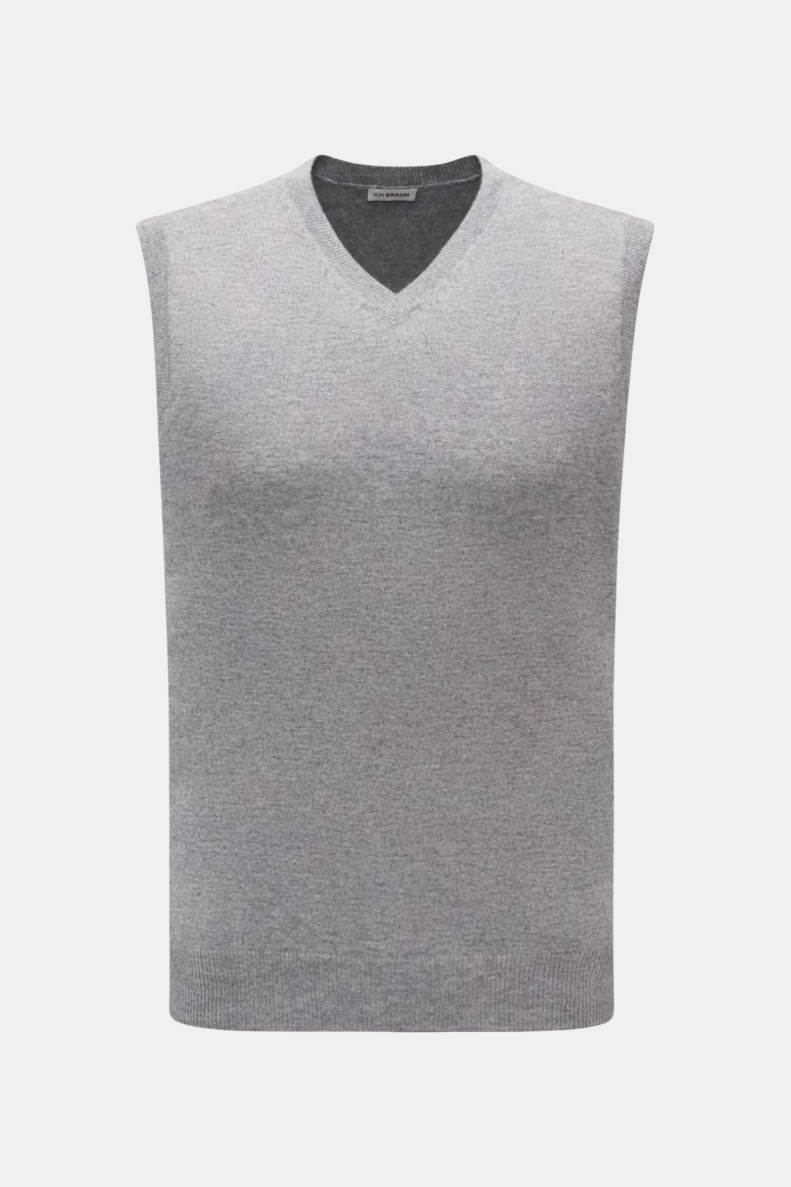 Front view of the von Braun Cashmere Pullunder grau meliert, a sleeveless V-neck sweater vest in soft, pure cashmere with fine knit, slim fit, and elastic ribbed cuffs. 

Geschmeidiges Layering-Piece: Der VON BRAUN Pullunder wurde aus reinem Cashmere g