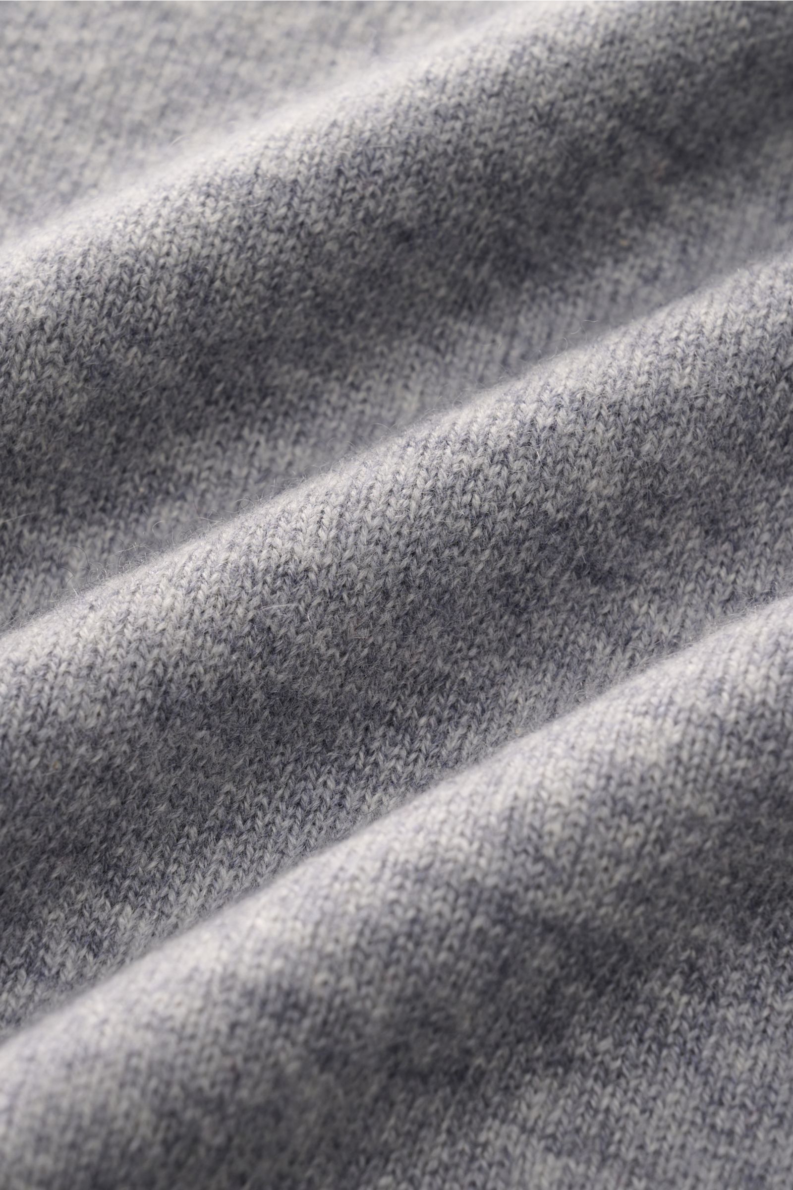 Close-up front view of the von Braun Cashmere Pullunder grau meliert showing soft, fine knit texture and fabric folds.

Description: 
Geschmeidiges Layering-Piece: Der VON BRAUN Pullunder wurde aus reinem Cashmere gefertigt und lässt sich perfekt zu le
