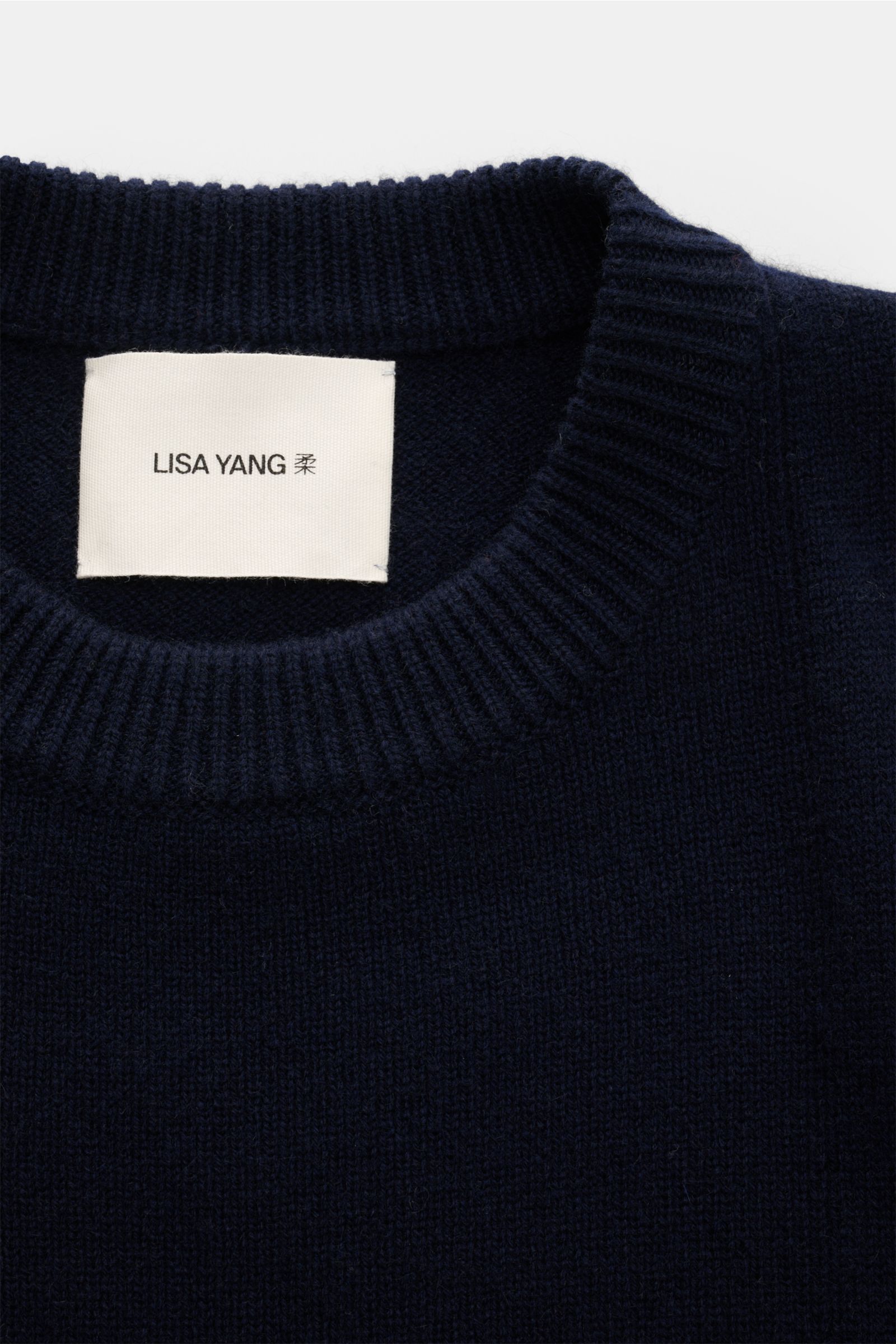 Close-up front view of Lisa Yang Cashmere sweater vest 'Dennis' navy showing the rib-knit crew neck and fine knit texture.

The sweater vest 'Dennis' by LISA YANG combines luxurious cashmere with a modern design in a linear cut – perfect for casual lay
