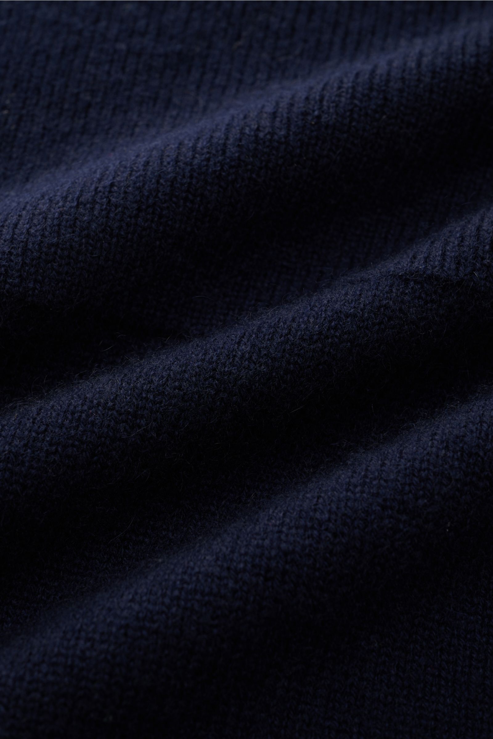 Close-up front view of the fine knit texture of the Lisa Yang Cashmere sweater vest 'Dennis' navy, showcasing its soft pure cashmere fabric.

The sweater vest 'Dennis' by LISA YANG combines luxurious cashmere with a modern design in a linear cut – perf