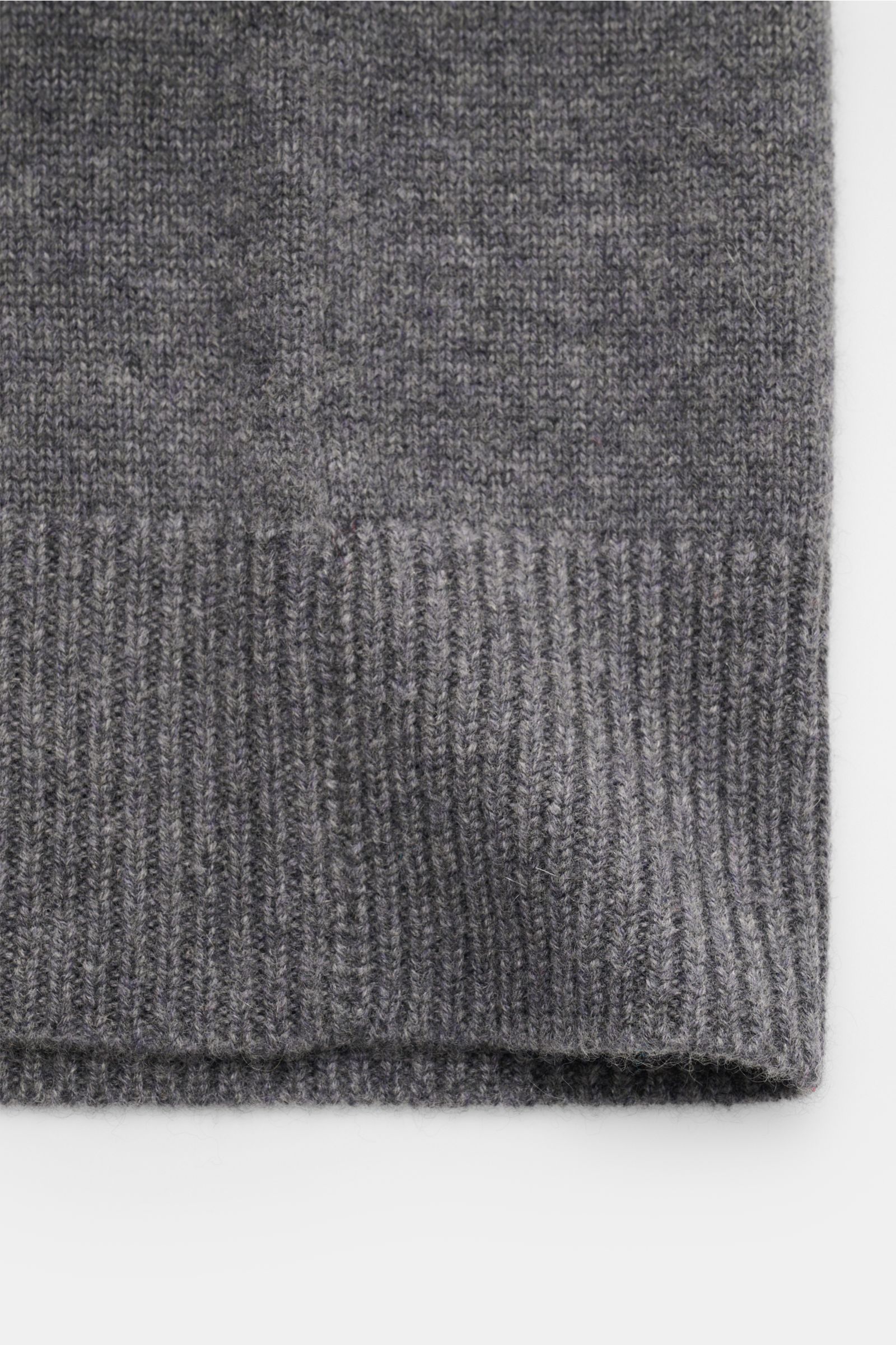 Lisa Yang Cashmere Pullunder 'Dennis' grau meliert, Detailaufnahme Saum mit Rippstrick, feines Strickbild, reiner Cashmere, Slim Fit, Rundhalsausschnitt.