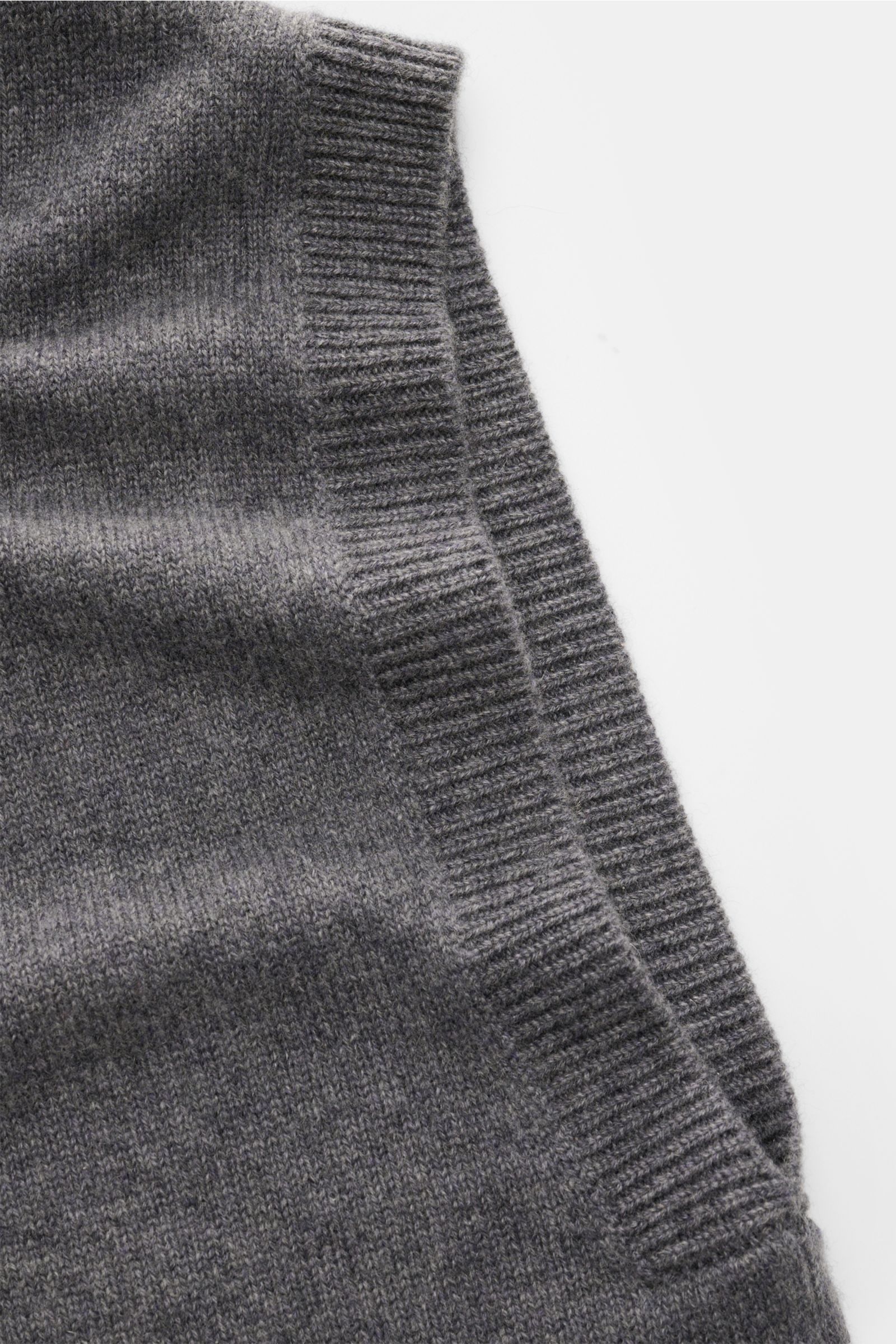 Lisa Yang Cashmere Pullunder 'Dennis' grau meliert, Detailaufnahme seitlich, Slim Fit, weicher Griff, reiner Cashmere, feines Strickbild, Rippstrick-Saum.