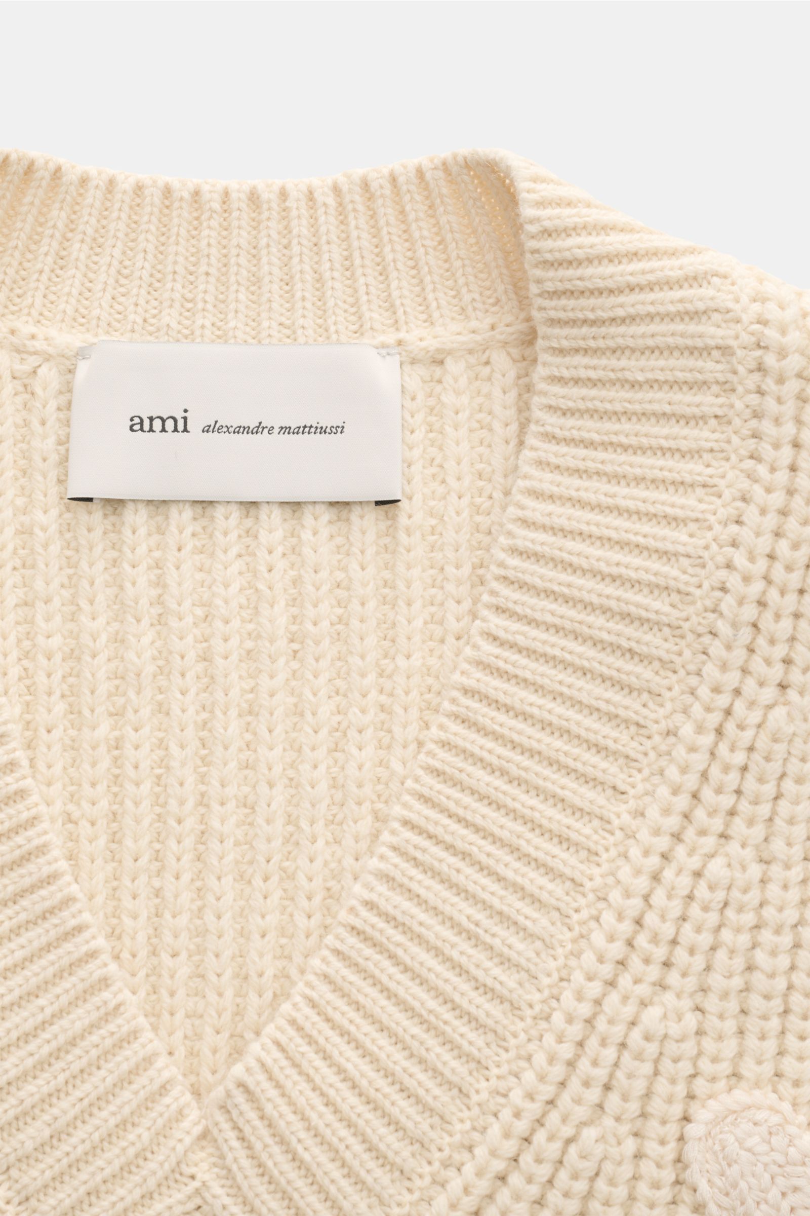 Ami Paris V-Neck Pullunder sand aus grobem Rippstrick, Wolle-Baumwolle, Slim Fit, V-Neck, kontrastreiche Bündchen, Detailansicht von oben.