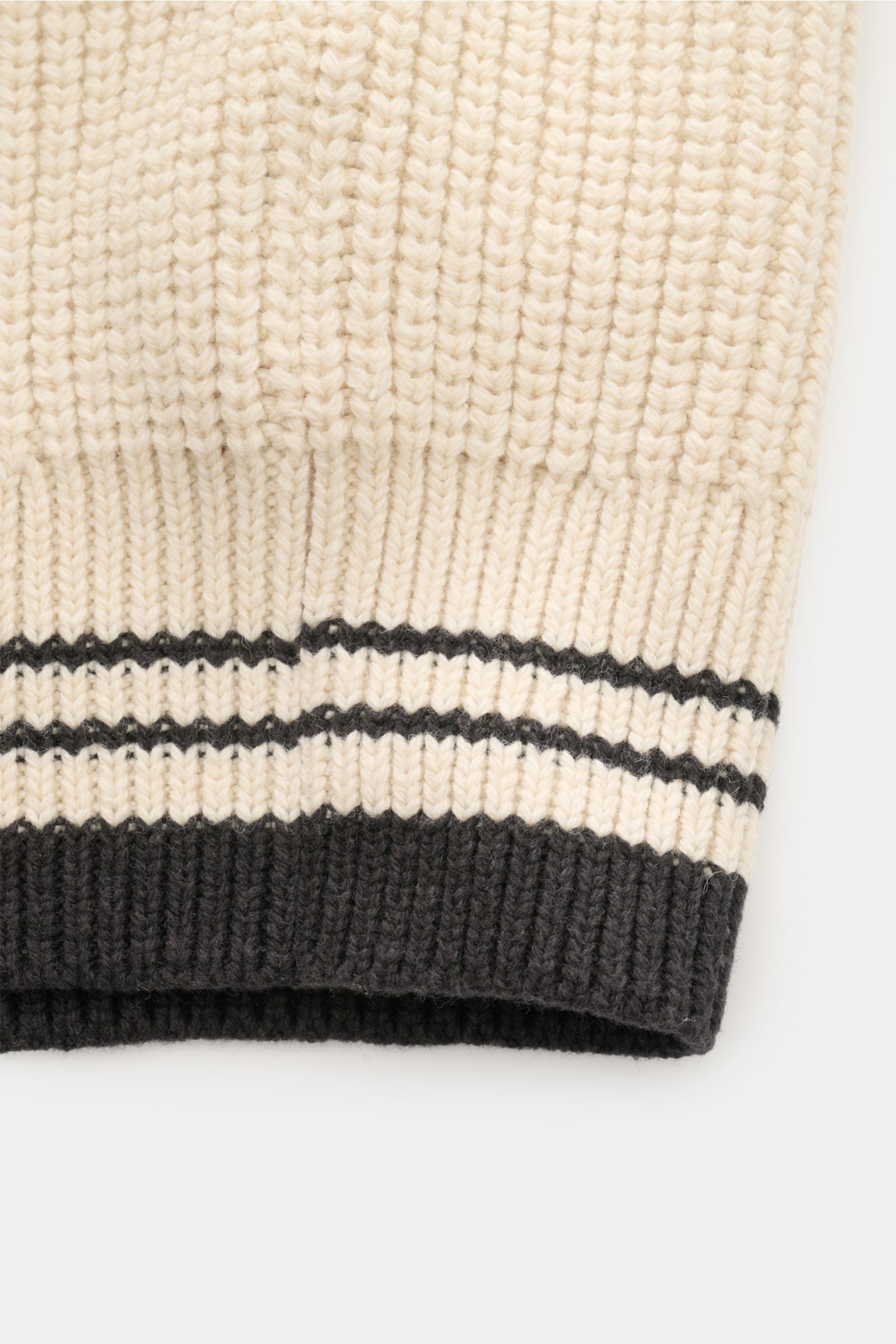 Ami Paris V-Neck Pullunder sand in Nahaufnahme von unten, grober Rippstrick, Wolle-Baumwolle, weicher Griff, Slim Fit, kontrastfarbene Bündchen.