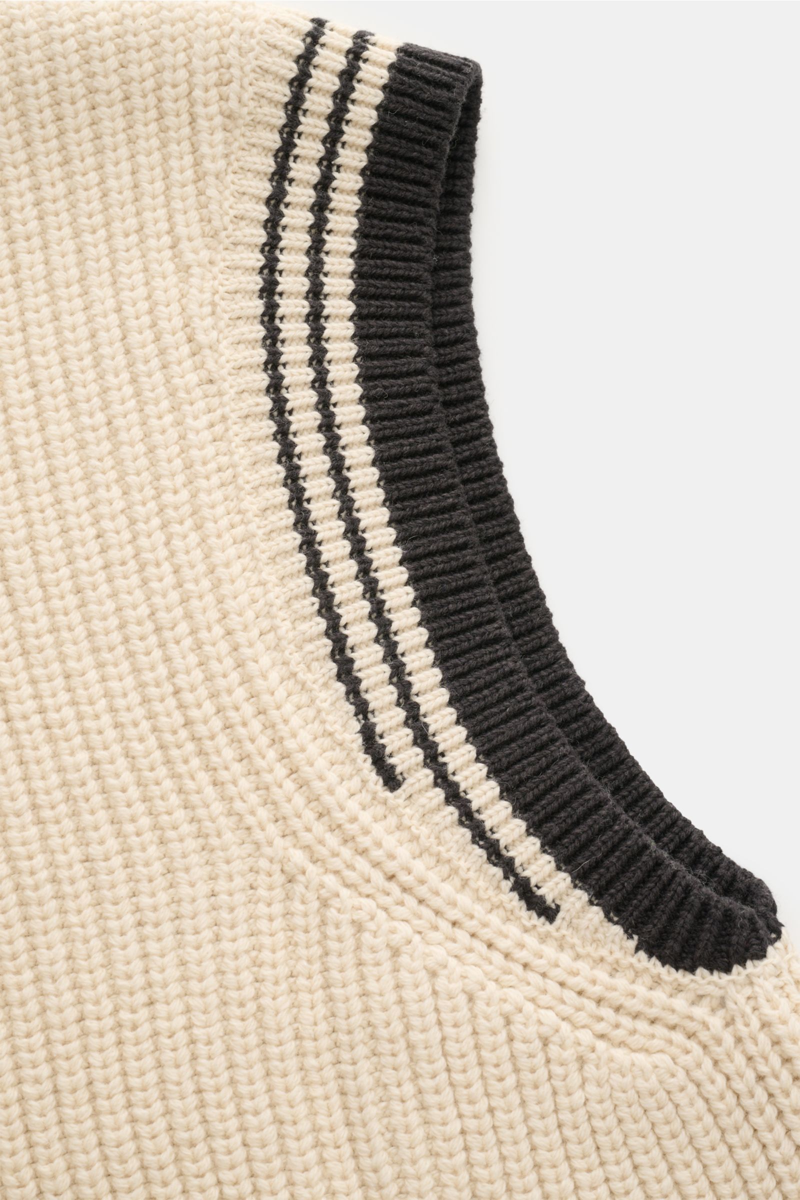 Nahaufnahme des Ami Paris V-Neck Pullunder sand, grob gerippt aus Wolle und Baumwolle mit kontrastfarbener, breiter Rippbündchenkante und Slim Fit.