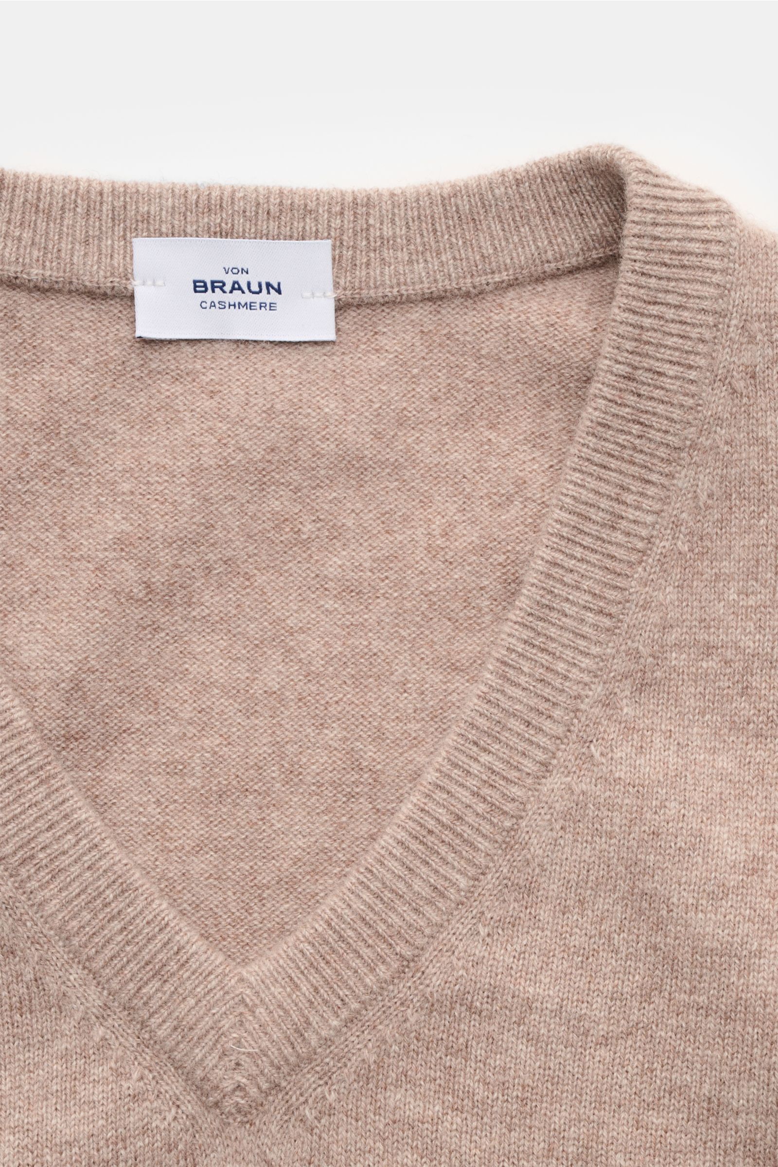 Close-up front view of von Braun Cashmere Pullunder beige showing V-neck and fine knit texture, made from pure Mongolian cashmere.

Geschmeidiges Layering-Piece: Der VON BRAUN Pullunder wurde aus reinem Cashmere gefertigt, der aus der Mongolei entstamm