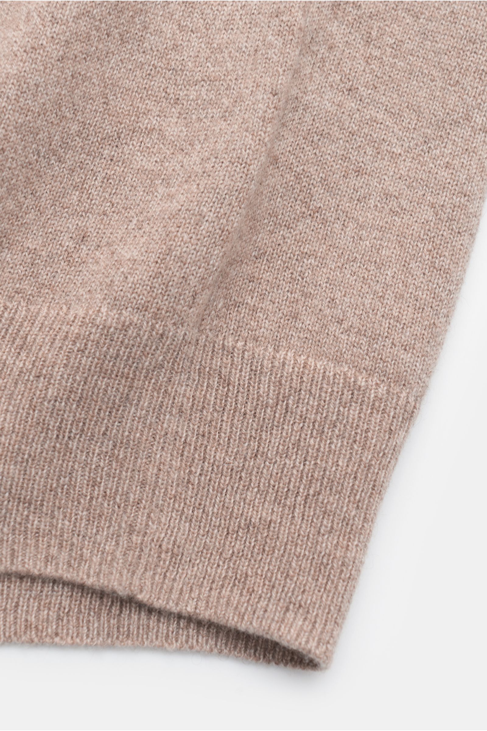 Close-up front view of von Braun Cashmere Pullunder beige showing fine knit texture and elastic ribbed cuffs, made from pure Mongolian cashmere with a very soft touch, slim fit, and smooth layering quality. Geschmeidiges Layering-Piece: Der VON BRAUN P