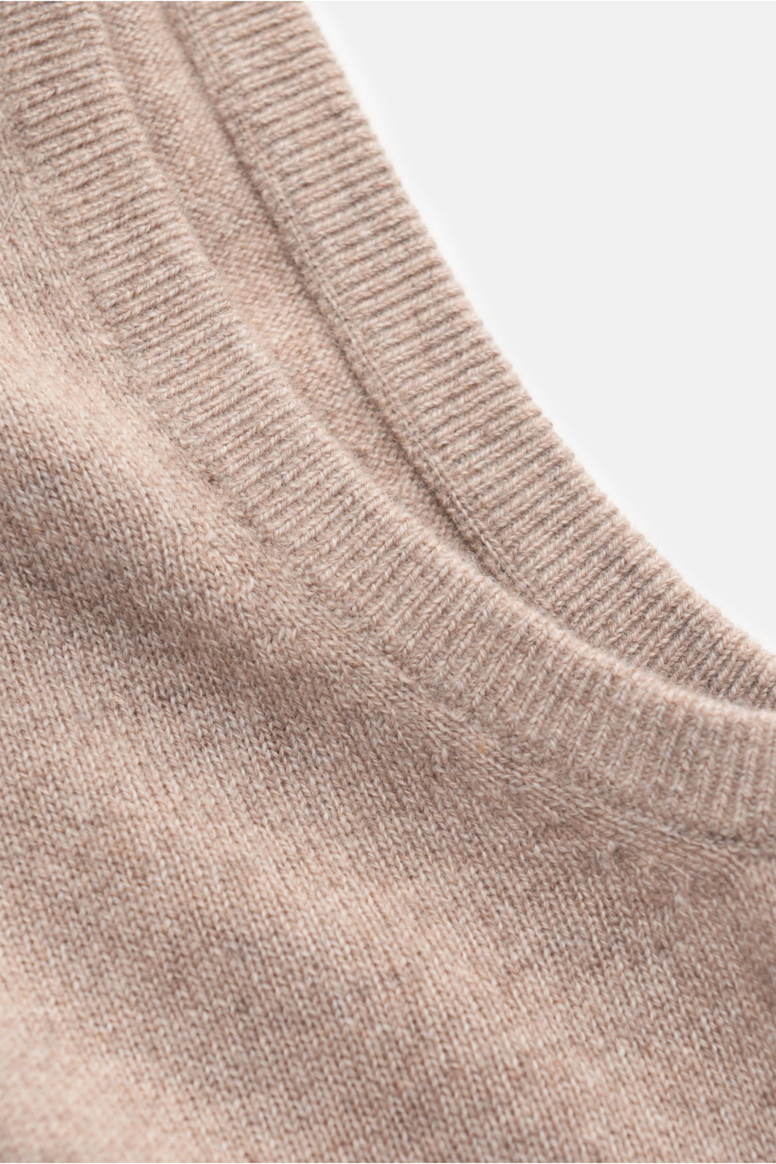Close-up top-down view of the von Braun Cashmere Pullunder beige showing fine knit, elastic ribbed cuffs, and soft texture of pure Mongolian cashmere.  
Description: Geschmeidiges Layering-Piece: Der VON BRAUN Pullunder wurde aus reinem Cashmere gefert
