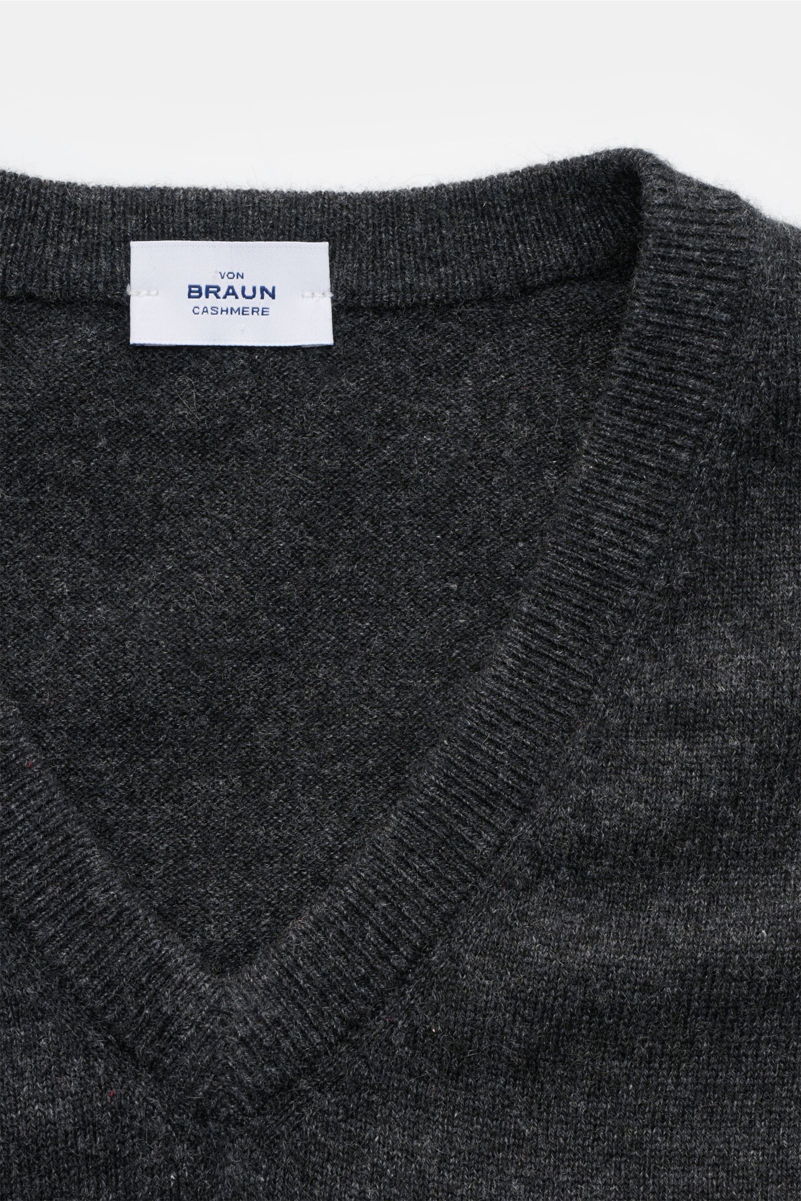 Nahaufnahme des von Braun Cashmere Pullunders dunkelgrau von oben, Slim Fit, feines Strickbild, weicher Griff, elastische Rippbündchen, reiner mongolischer Cashmere.