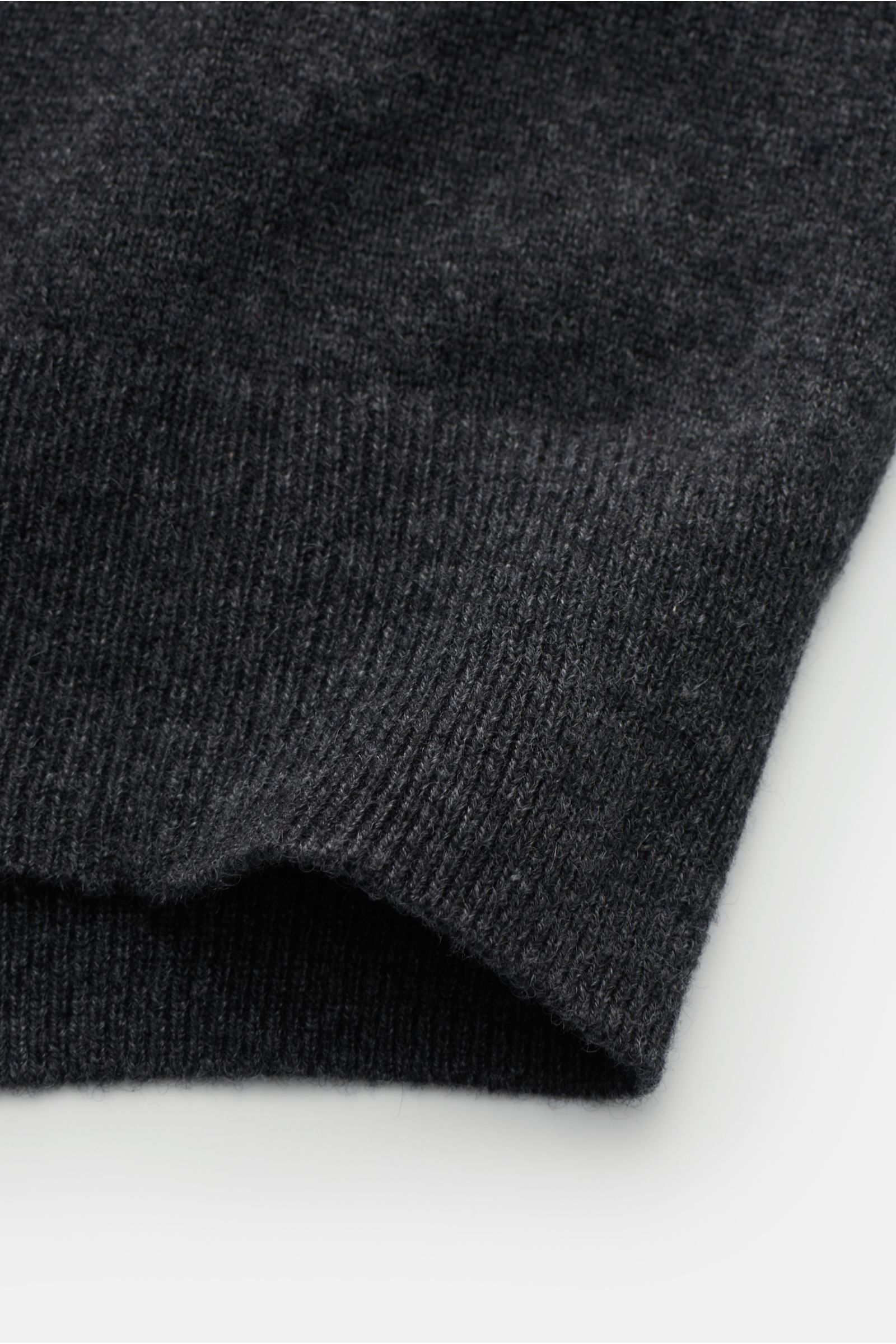 Nahaufnahme des von Braun Cashmere Pullunder dunkelgrau, perspektivisch von unten fotografiert, zeigt feines Strickbild, elastische Rippbündchen, Slim Fit, reinen, weich wärmenden Cashmere aus der Mongolei.